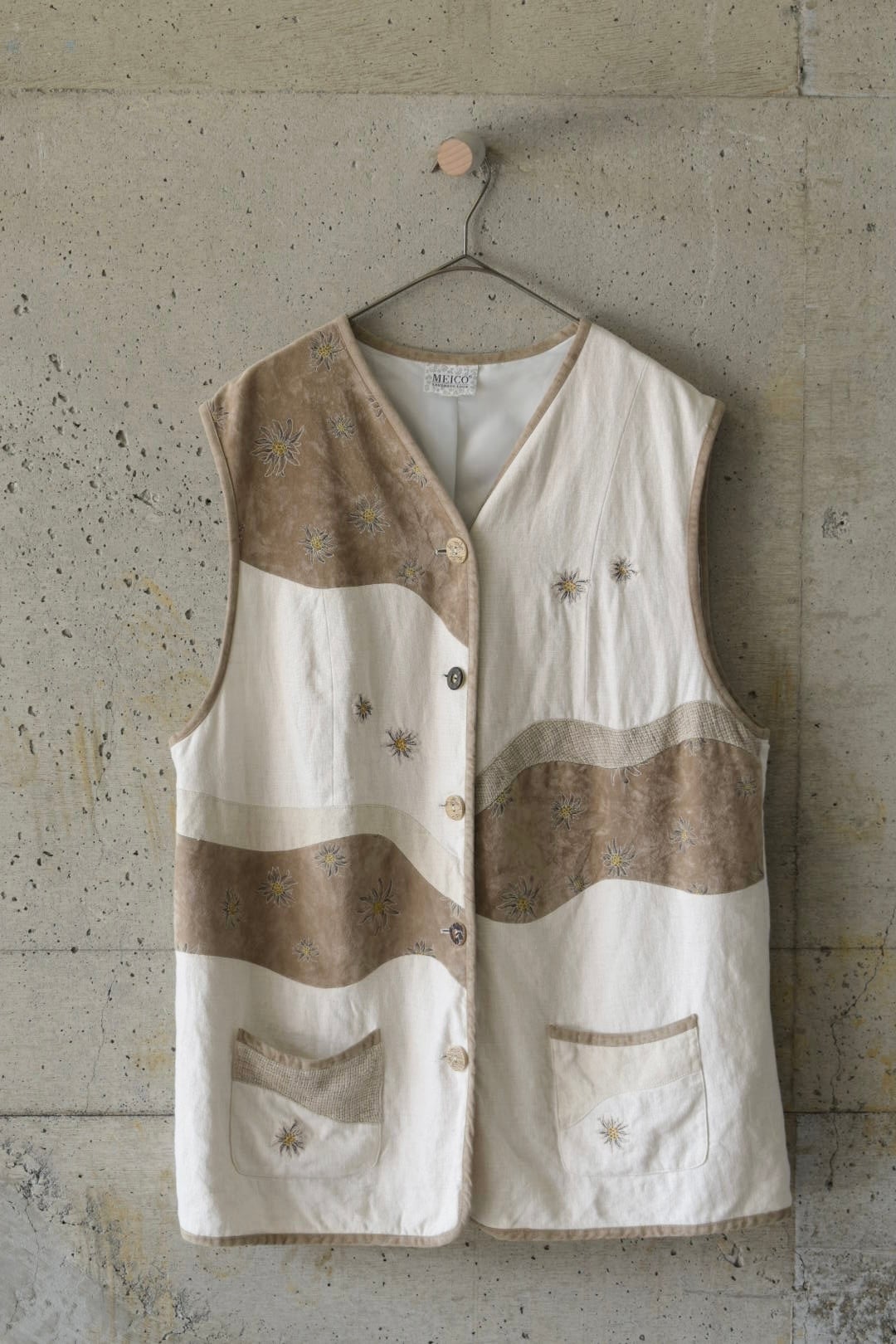 Loose-fitting floral embroidered vest