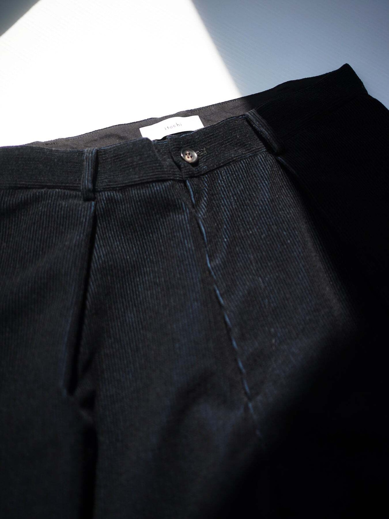 itochi - Wool & Cashmere Corduroy Tuck Slacks :Midnight|先染めネイビー/尾州×遠州/裏地付