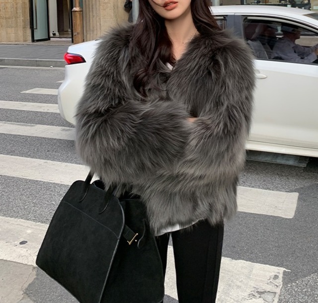 ショート丈 長袖 総ファーコート レディース トップス ジャケット コート アウター 上着 前開き ショート ふわふわ ポケット 前開き ファー 厚手 かわいい 大人可愛い きれいめ シンプル カジュアル 上品 おしゃれ 個性的 エレガント 主役級 存在感 無地 春 秋 冬 ママ 通勤 学生 学校 通学 デート お出かけ 旅行 公園 女子会 休日 ショッピング カフェ 重ね着 暖かい 防寒 体型カバー 普段使い 着回し レイヤード S M L ゆったり 黒 ブラック ダークグレー ベージュアプリコット