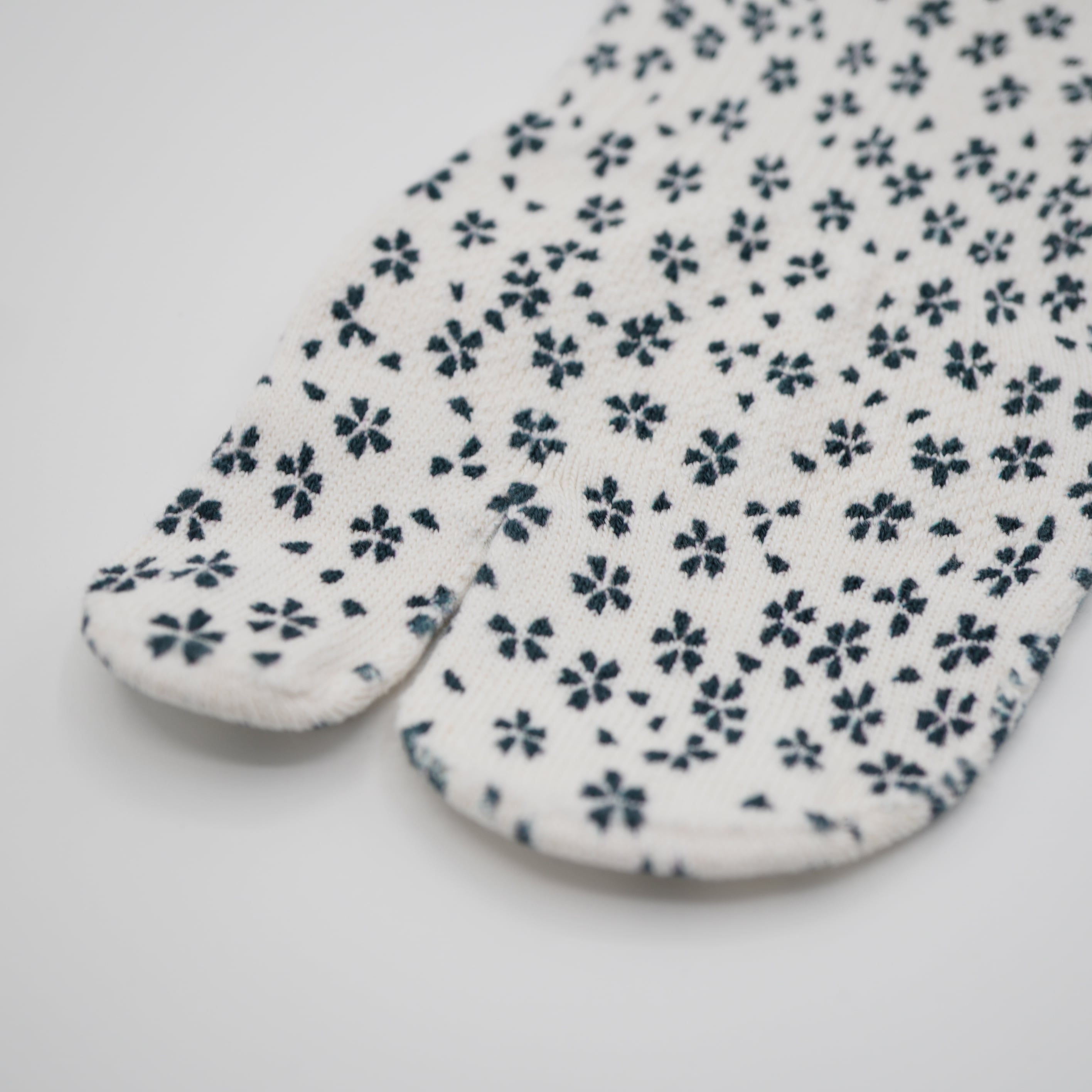 桜柄 白x紺 足袋和プリントソックス レギュラー丈