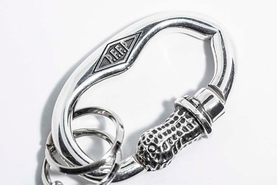 PEANUTS&Co. Peanuts carabinar Silver PEANUTS CARABINER SILVER | Peanuts&Co