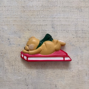 寝そべるくまのマグネット