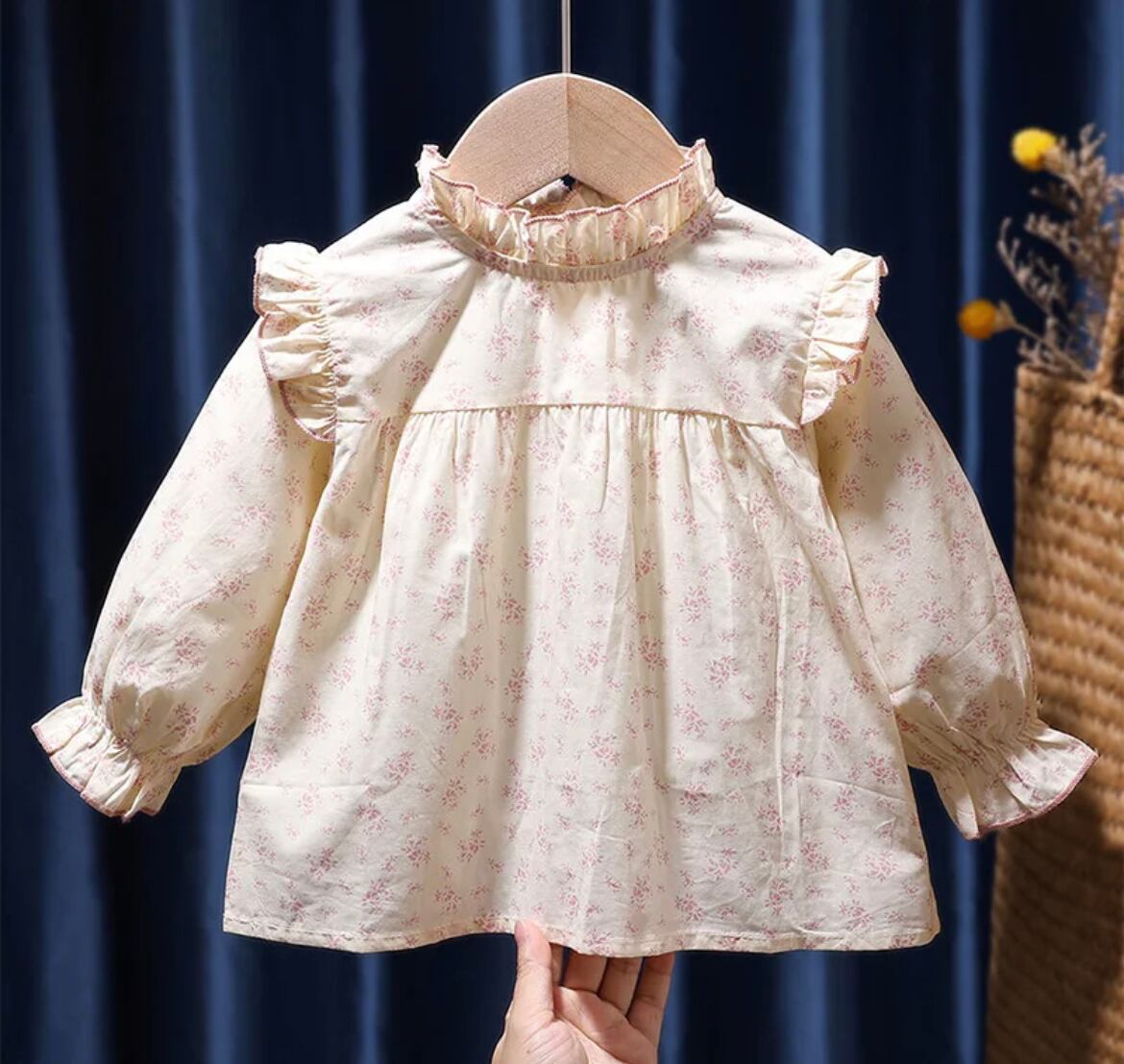 フリルとお花が可愛い長袖シャツ