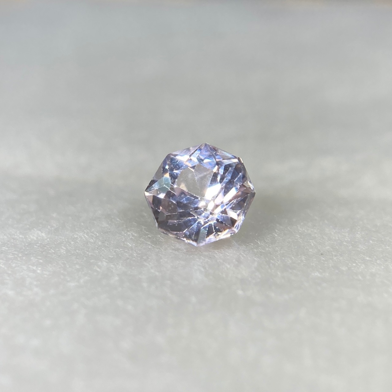 お花みたいなスピネル  約4.7mm*3.4mmmm r-0396