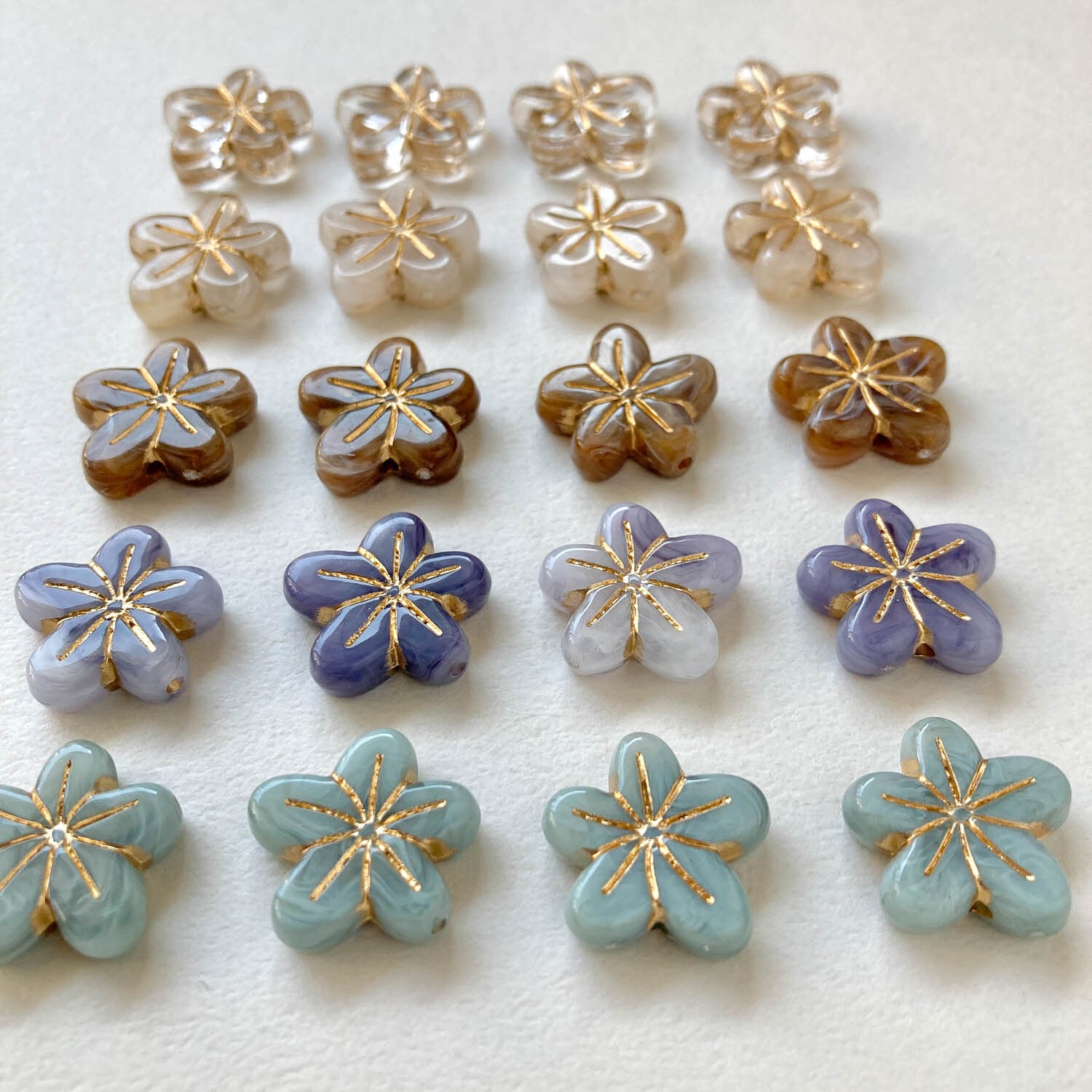 フォークダンス　ビーズ刺繍 花モチーフ 髪飾り　東欧の国 マーブル歪なフラットお花ビーズ | Dua-アクセサリーパーツショップ