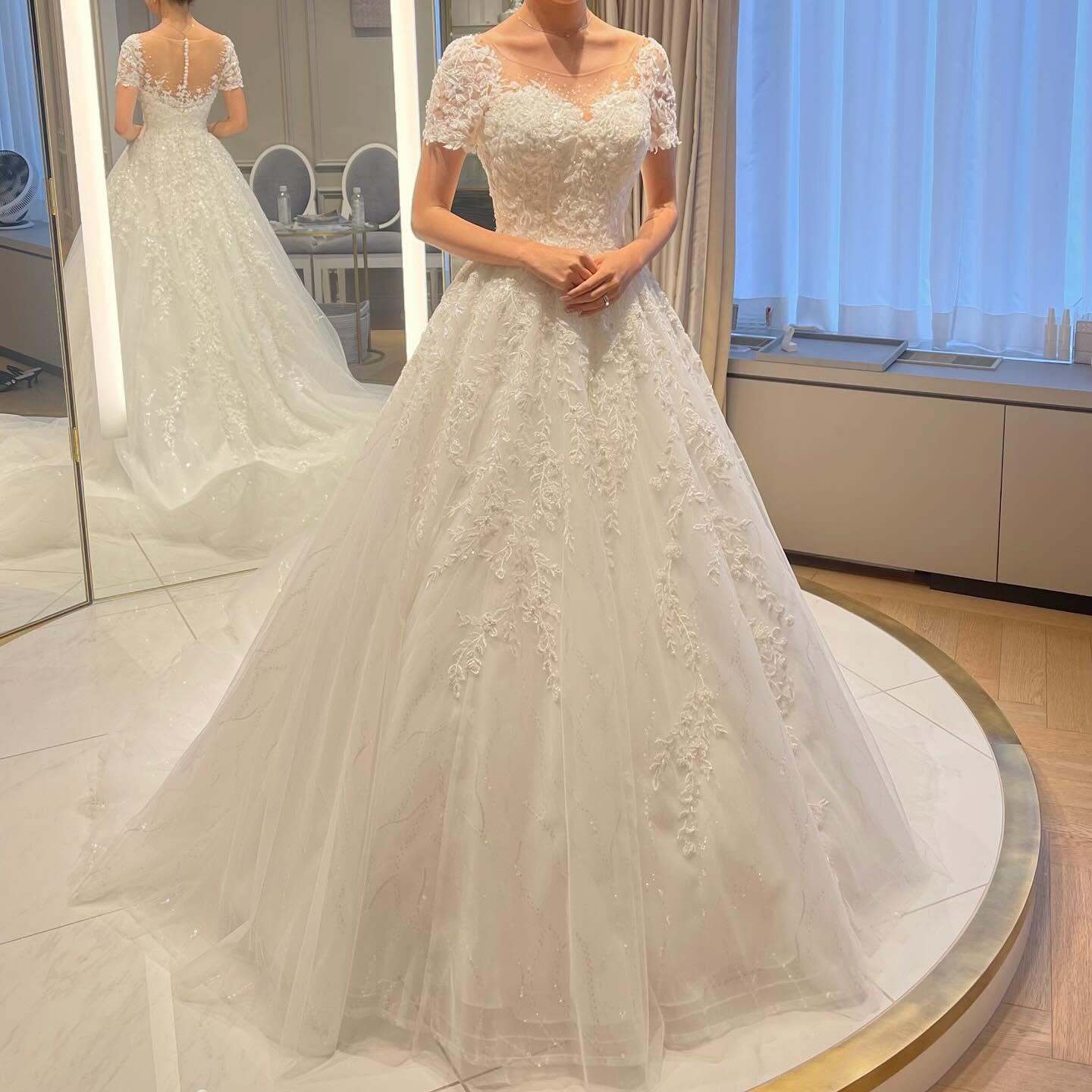 ウエディングドレス フホワイト 短袖 ソフトチュール 花柄のモチーフ  