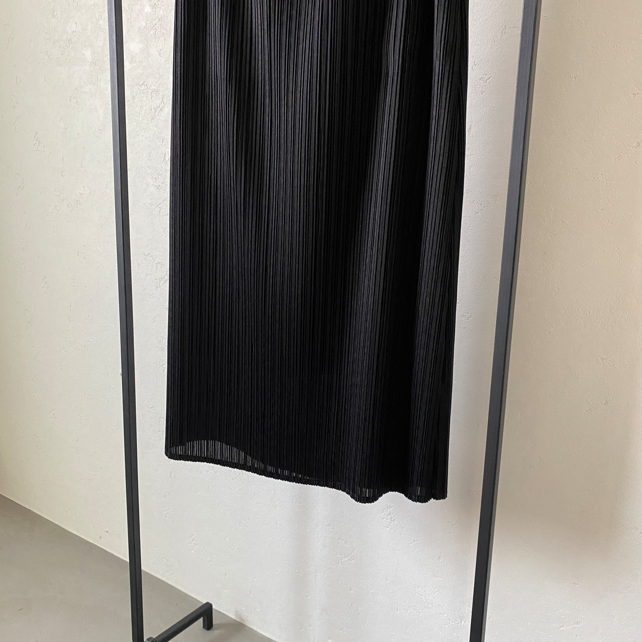 【受注予約：7月中旬入荷予定】pleated 【SK】/black
