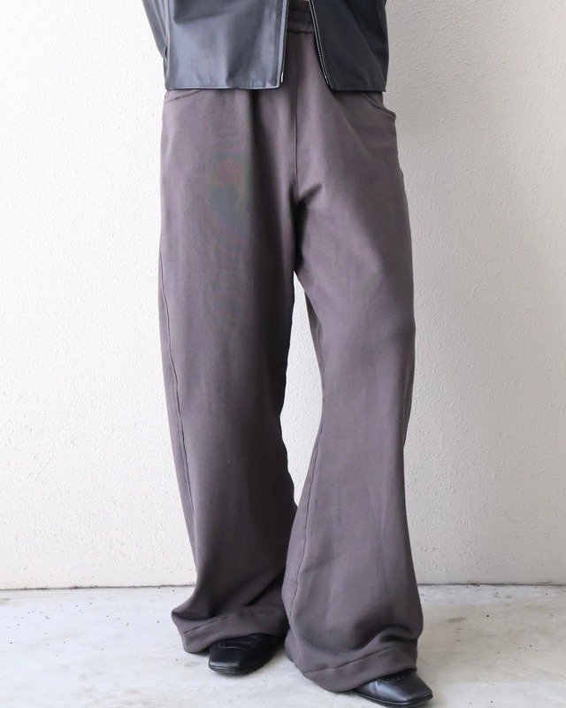 【+(Plūs)】Wide silhouette seam sweat trousers dark grey