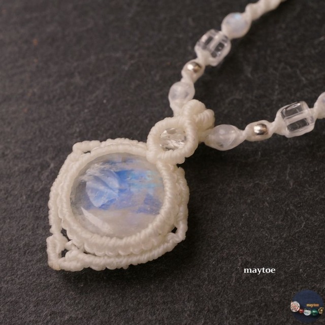 レインボームーンストーン(ホワイトラブラドライト)のマクラメネックレス * 雪の妖精 *