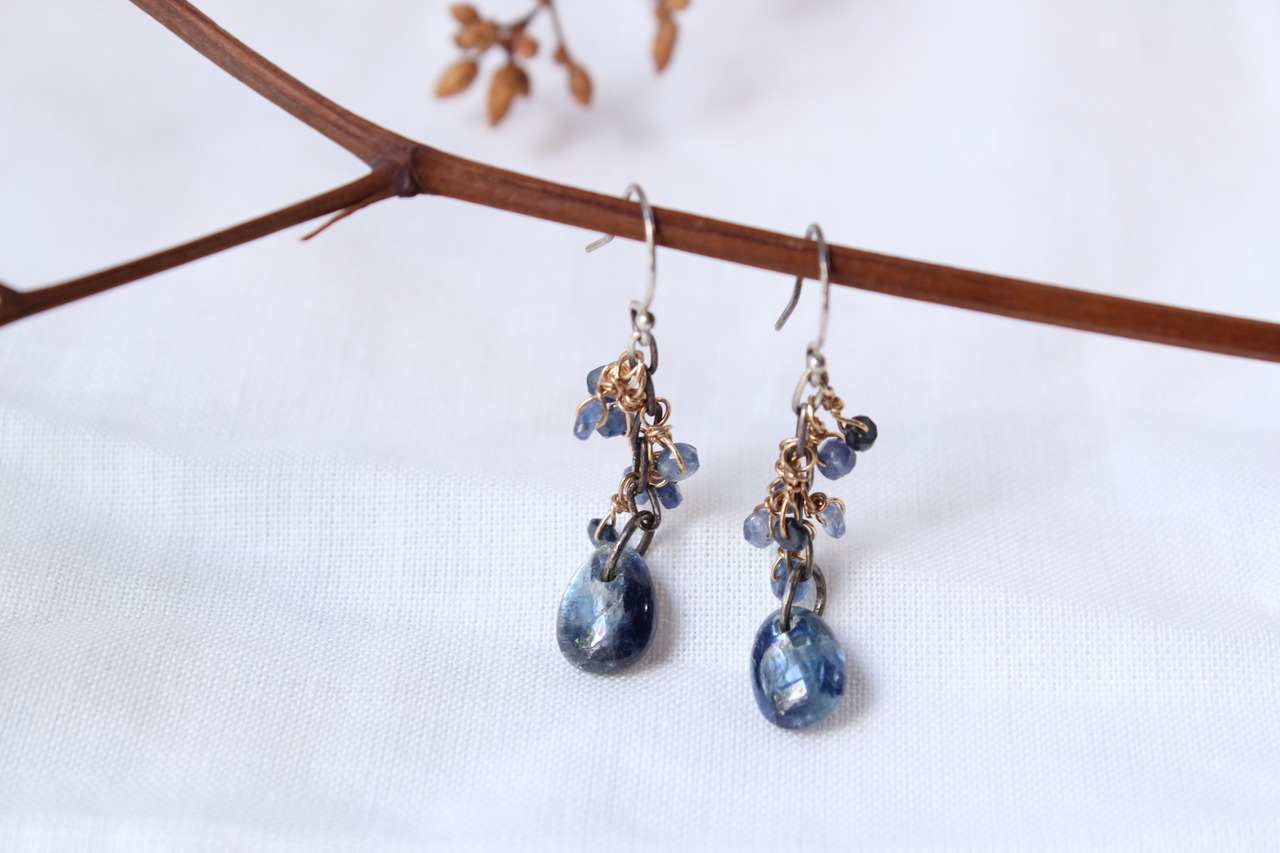 カイヤナイトとサファイアのピアス