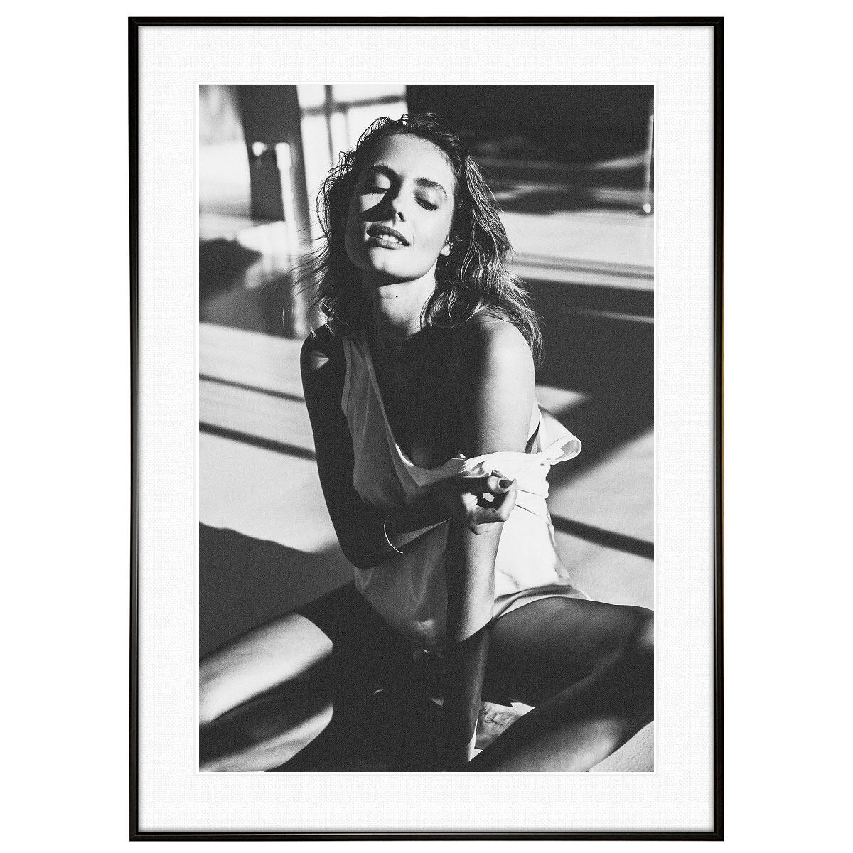 人物の写真 座っている女性 インテリアモノクロアートポスター額装 AS2255