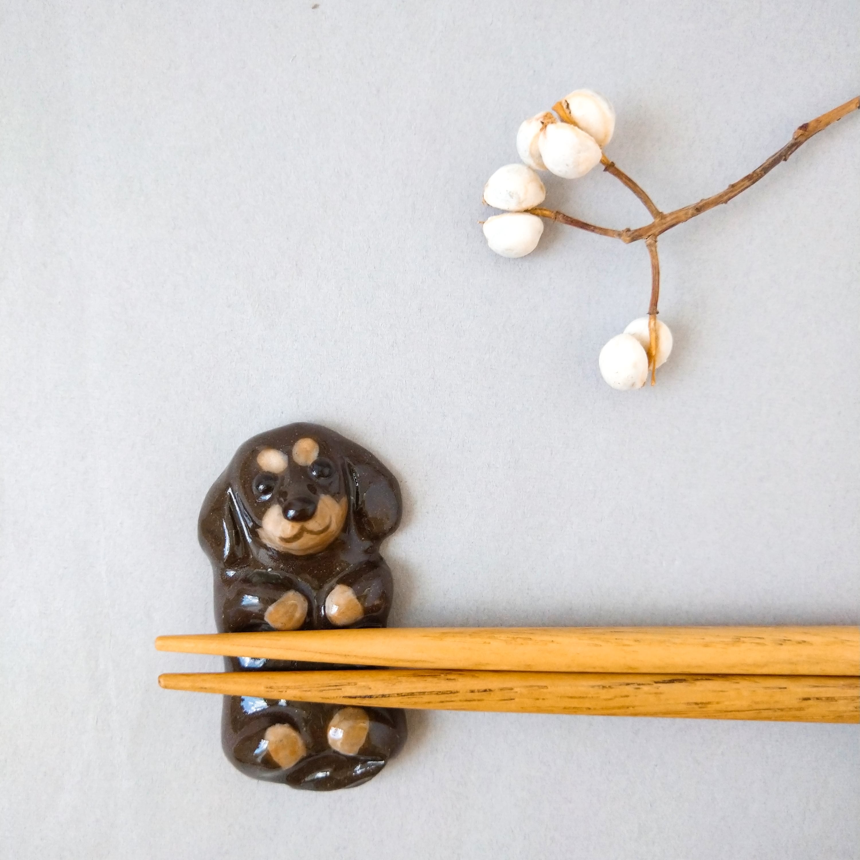 ダックス犬の箸置き（チョコタン）仰向け | 陶器のことり