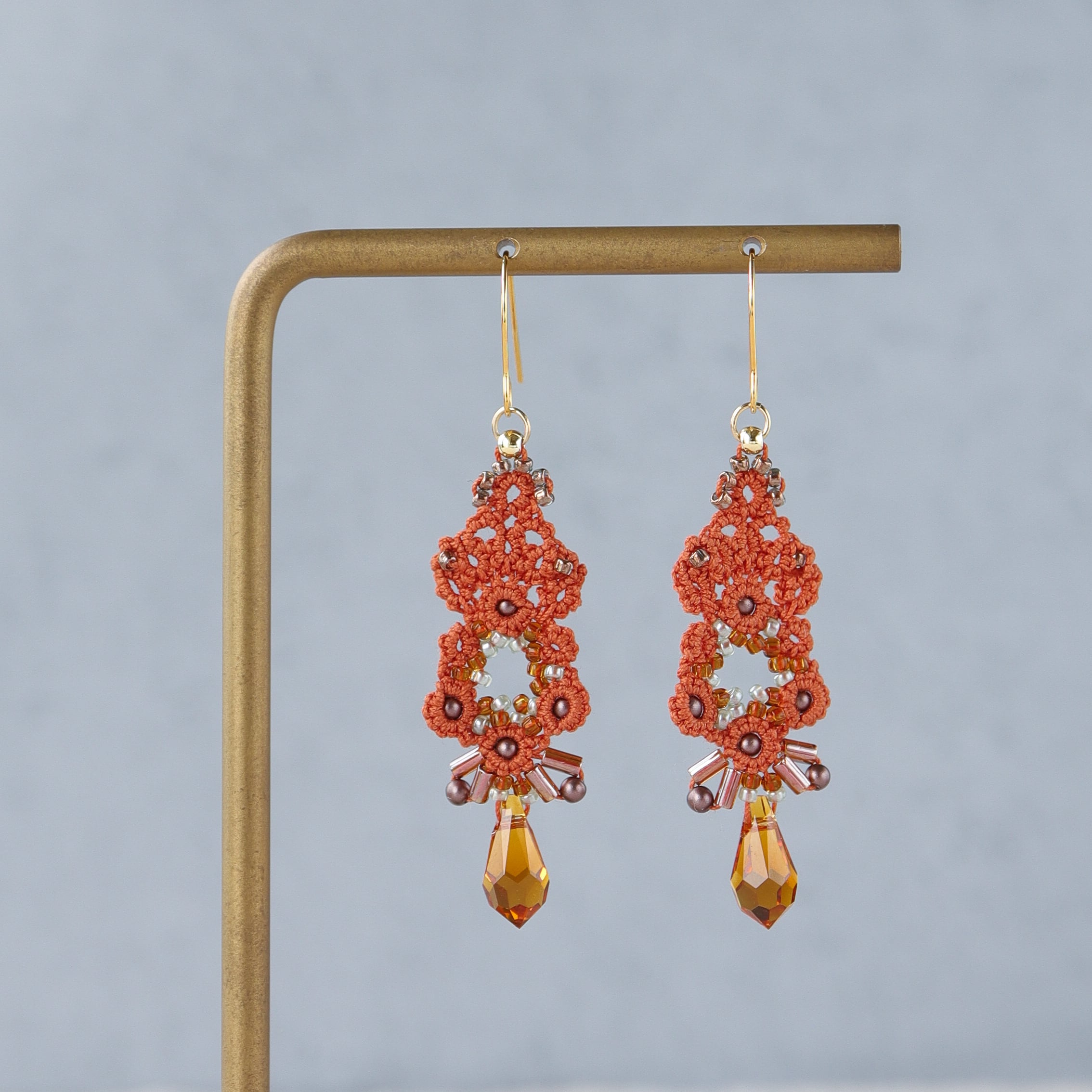 タティングレースとビーズのピアス Perfume＜パフューム＞ Terracotta ※イヤリングに変更可