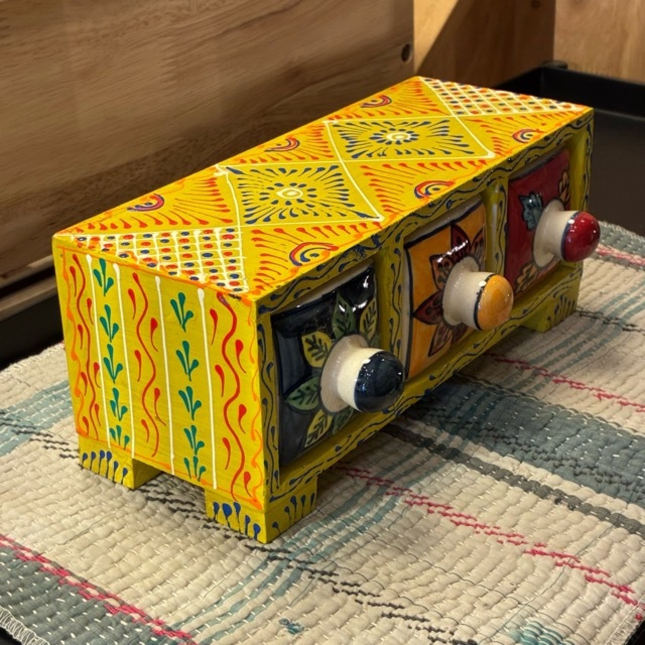 India Blue Pottery Mini 3-Drawer Unit　インド　ブルーポタリ3ドロワーチェスト　横型　イエロー　引き出し　置物　玄関収納　メヘンディアート　鍵入れ　印鑑入れ　ハンドメイド