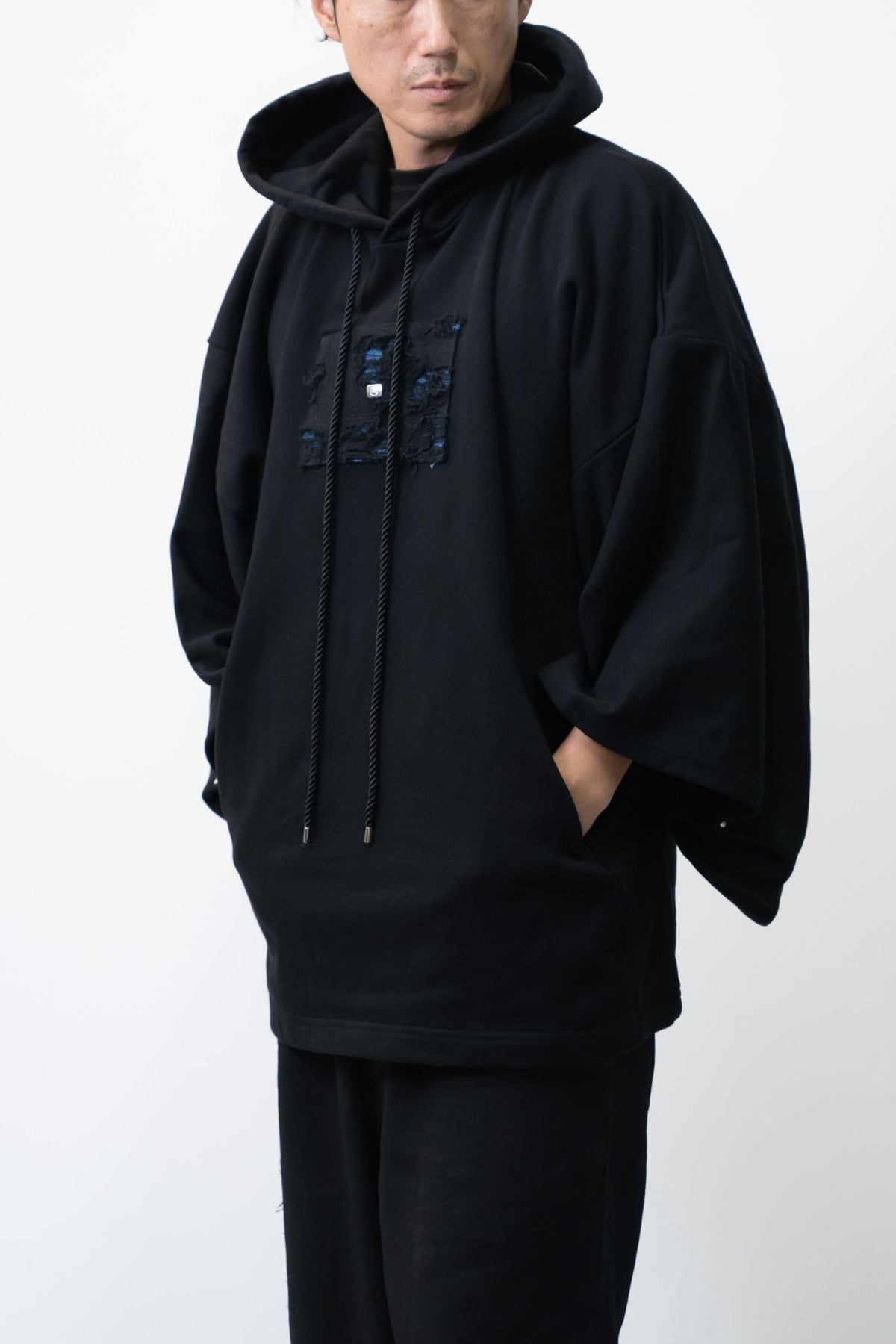 青木被服×KIMONOT®】コラボレーションKIMONOパーカー “青刺繍デニム
