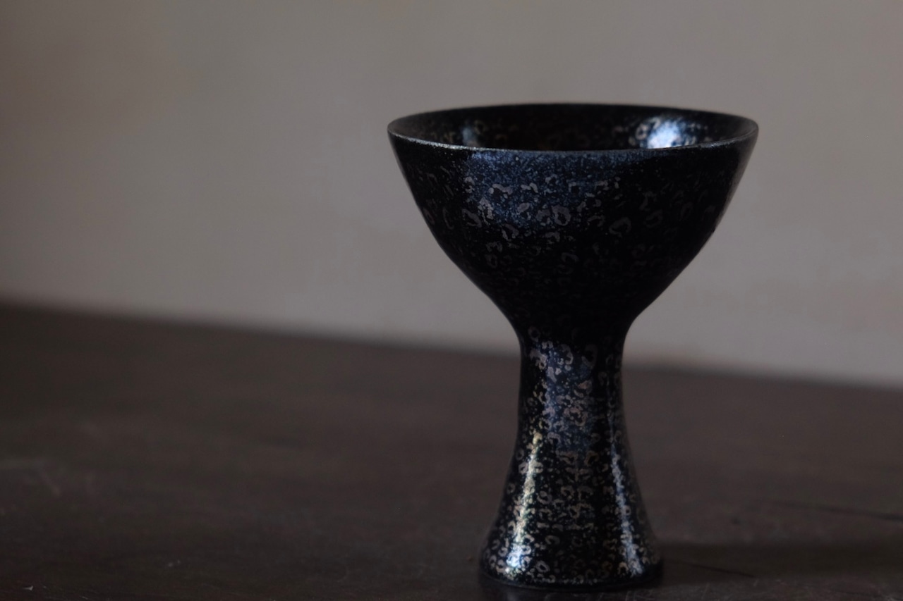 蓬莱鉄耀馬上盃/卯一　Horai Iron-Grazed Oil-spot high-stemmed sake cup/Uichi