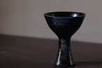 蓬莱鉄耀馬上盃/卯一　Horai Iron-Grazed Oil-spot high-stemmed sake cup/Uichi