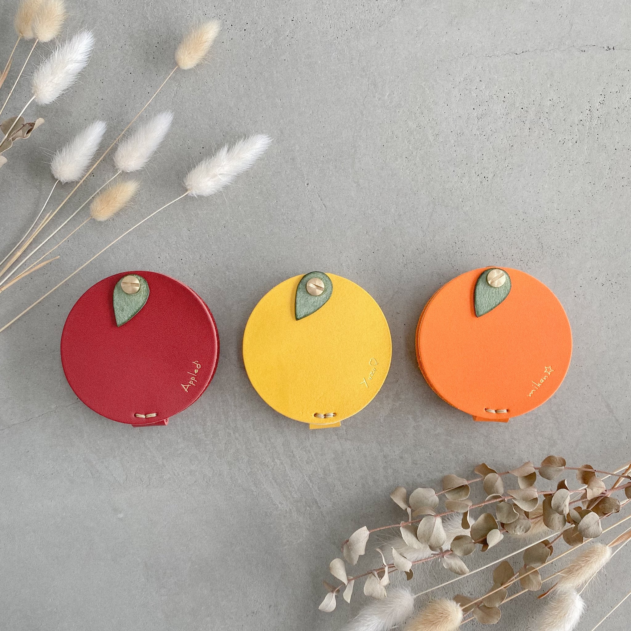 フルーツデザインの本革スリムキーケース《名入れ対応》 | calmeleather