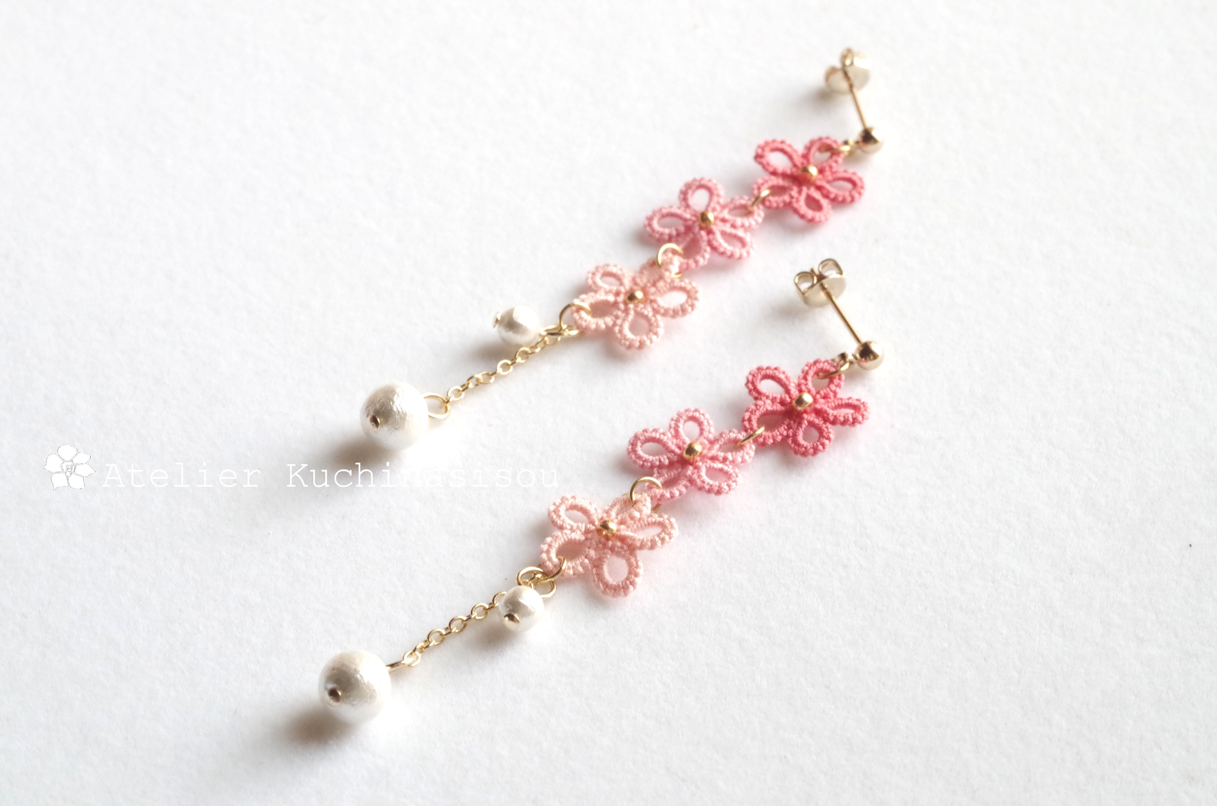 ピアス　赤　グラデーション　ガラスチャーム　桜　パール　ビジュー　春　デート 受注製作】タティングレースの小花とコットンパールのピアス〈桜