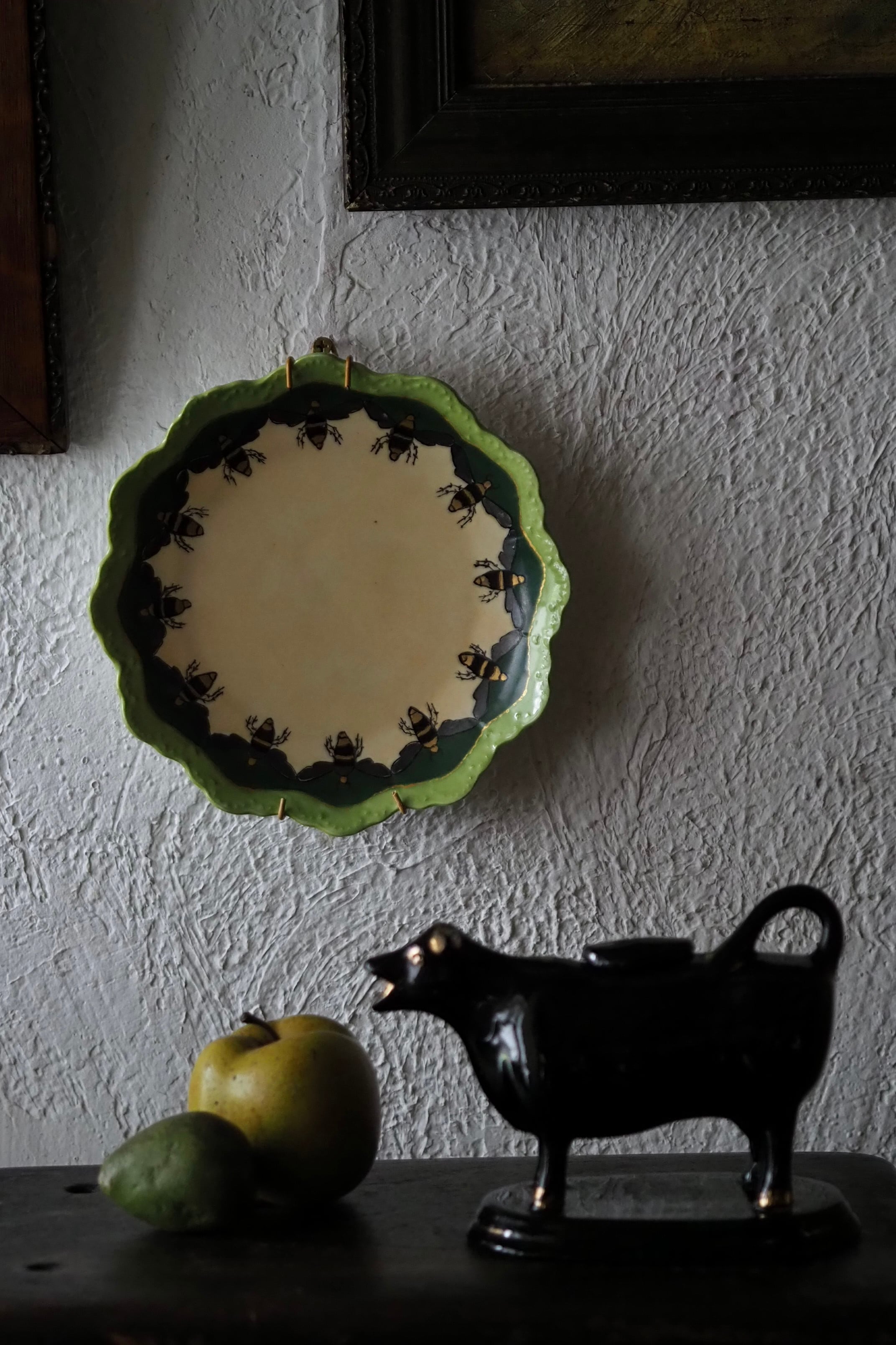 蜂巡る飾り皿-antique pottery plate | アンティーク.ヴィンテージ家具
