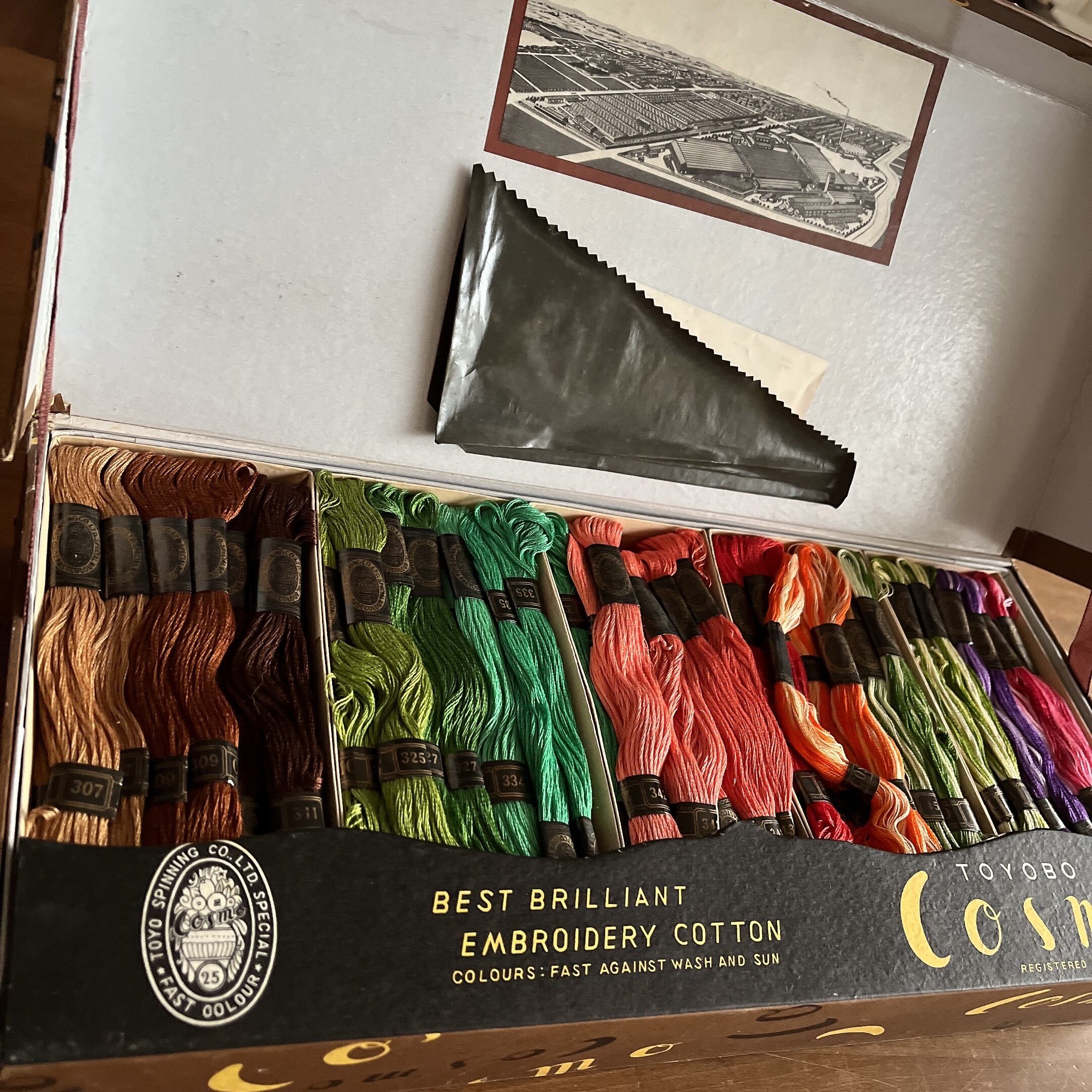 レトロ箱入り COSMO刺繍糸2段セット。 | 占い道具＊古道具 月のボタン屋