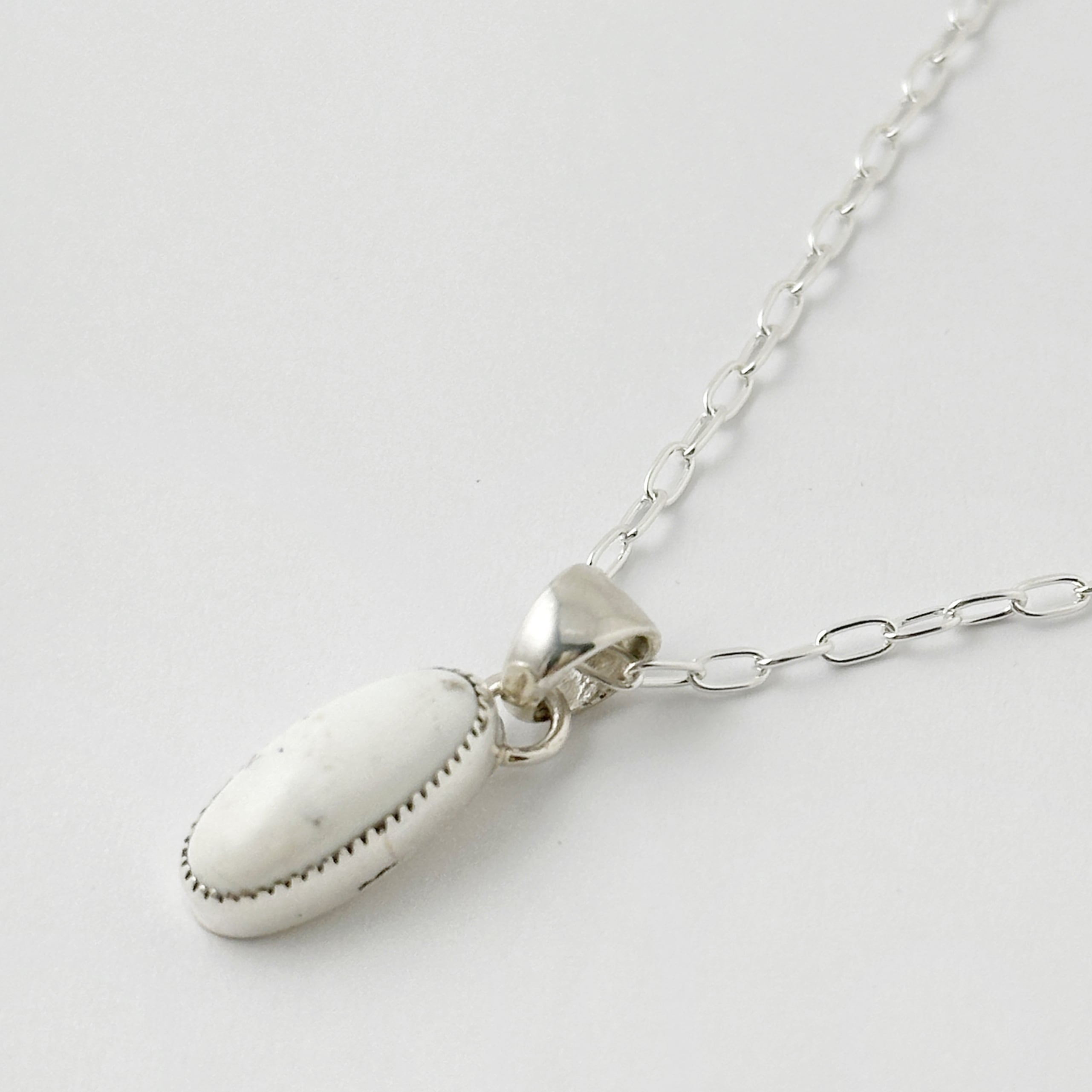 Indian Jewelry 》ホワイトバッファロー スリム オーバル型 S
