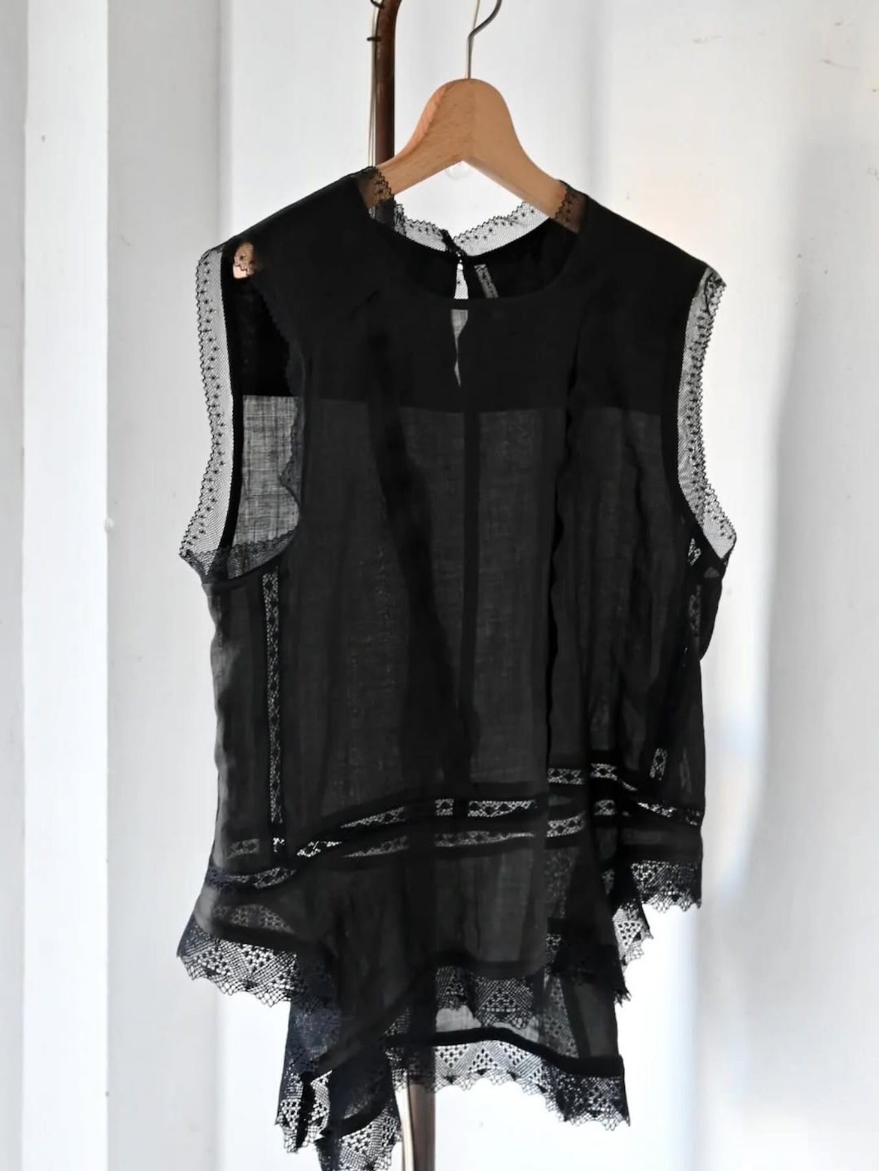 NativeVillage (ネイティブヴィレッジ) No.6 寂静 スリーブレスレースブラウス(black)