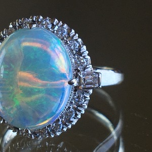 ヴィンテージ PTホワイトオパールにダイヤ取り巻きリング
