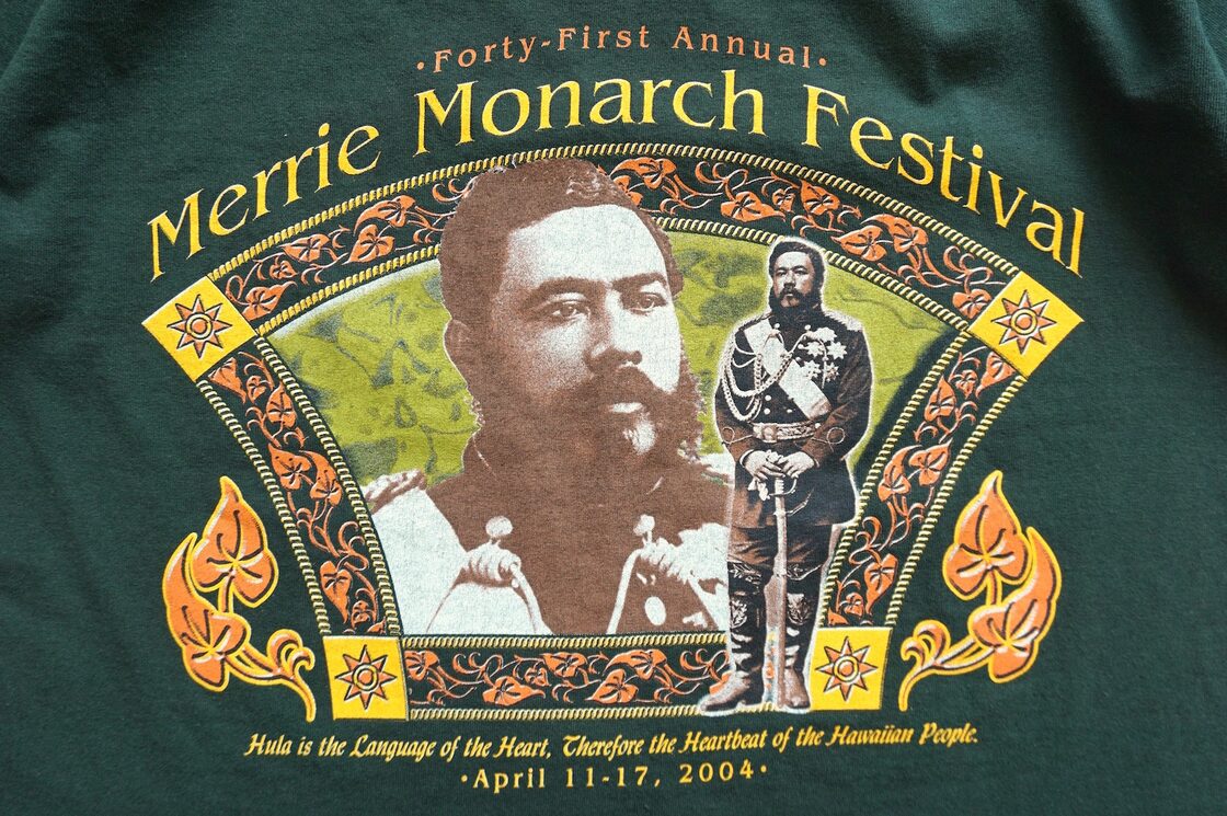 04 [Merrie Monarch Festival] レイ&カラカウア王 プリントTシャツ 
