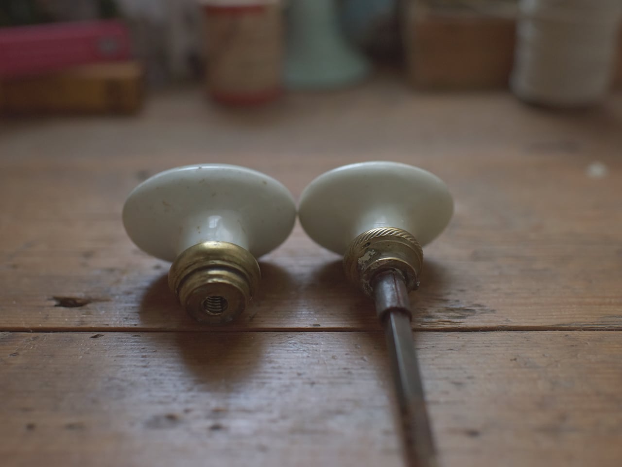 フランス アンティーク 陶器　ドアノブ  取っ手　真鍮　ホワイト　楕円形 ドアの取っ手・お洒落な陶器のドアノブ （ホワイト・オーバル