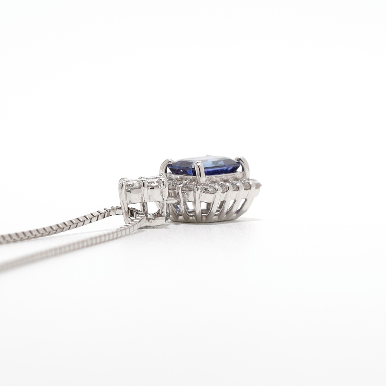 エメラルドカット サファイア ネックレス pt / 0.680ct / DA 0.280ct