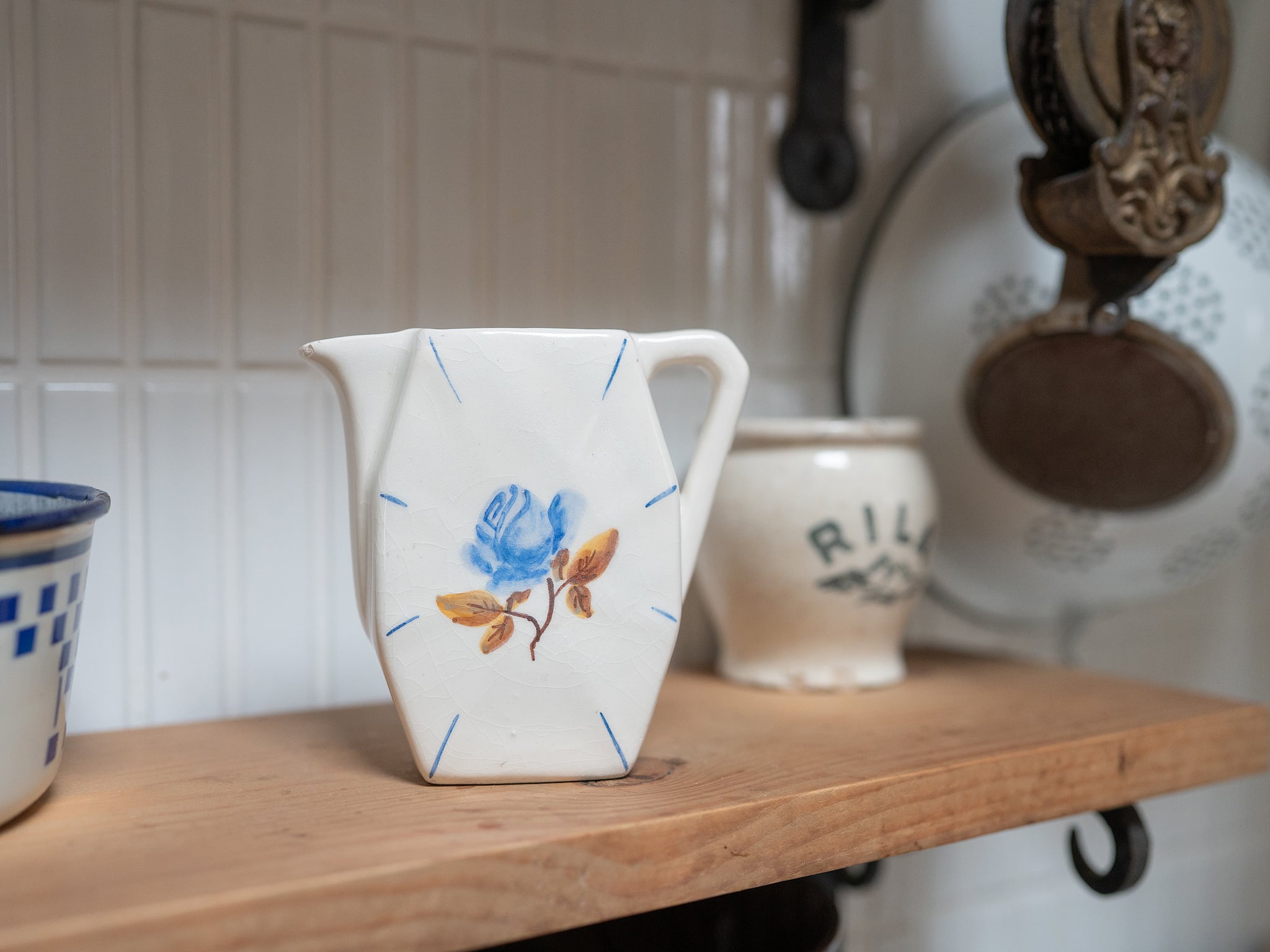 ブルーの花がかわいい陶器の小さなピッチャー フレンチアンティーク ブロカント