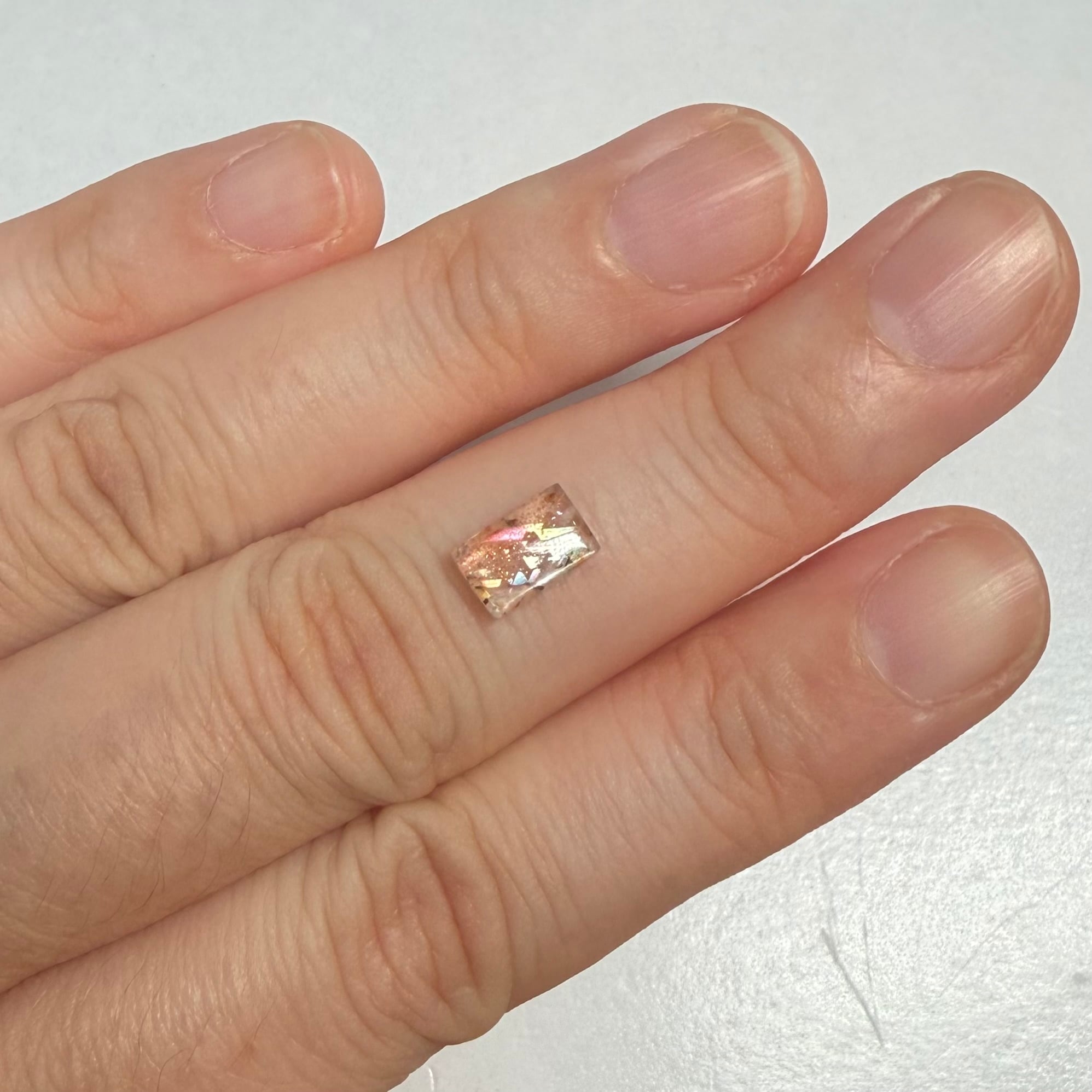 パーティーを楽しむ　レインボーラティスサンストーン