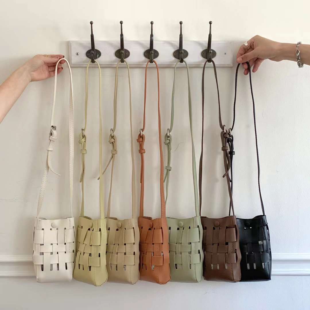 フェイクレザー編み込みショルダーバッグ  AS45-2781