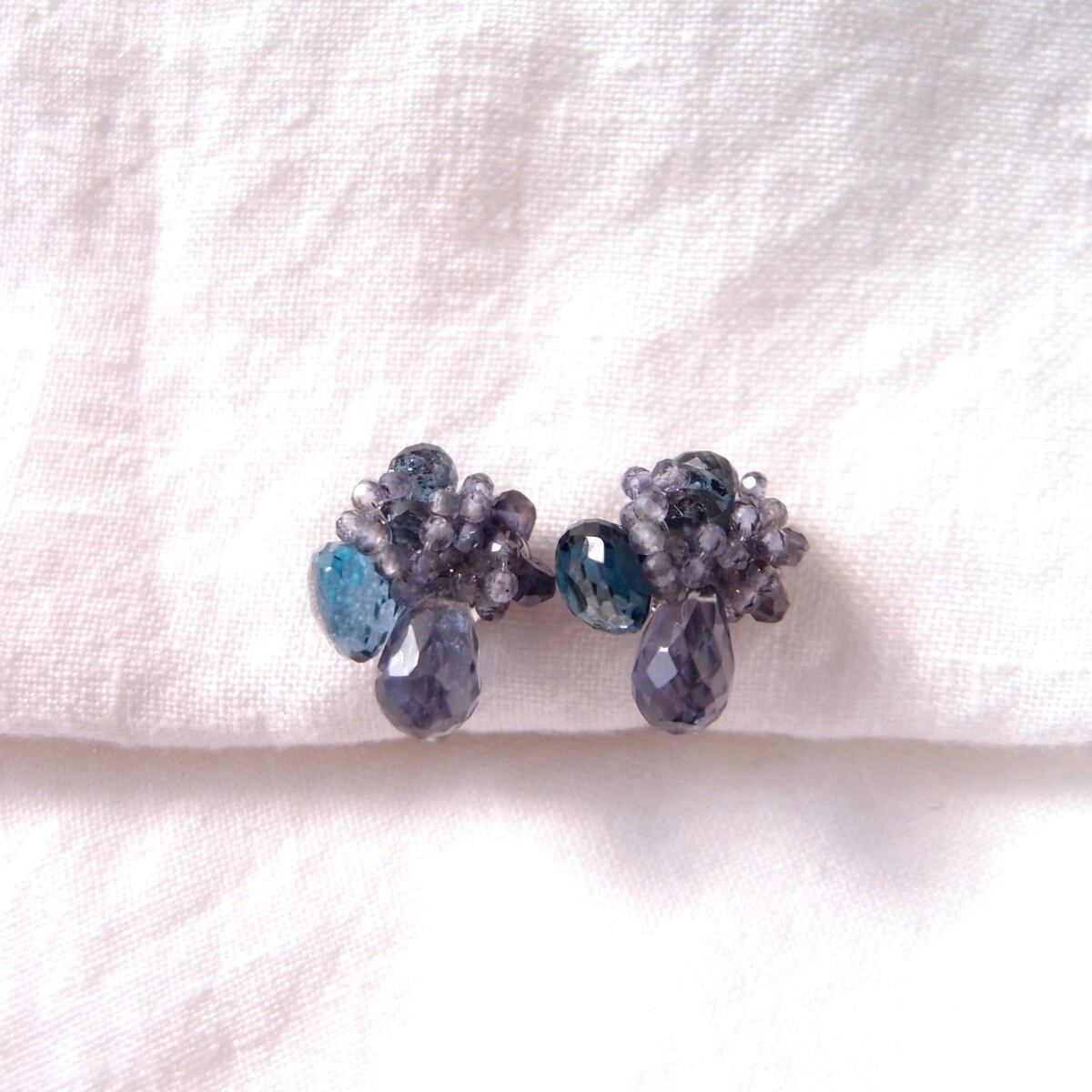 【天然石刺繍/イヤリング】London Blue Topaz × Iolite × Kyanite