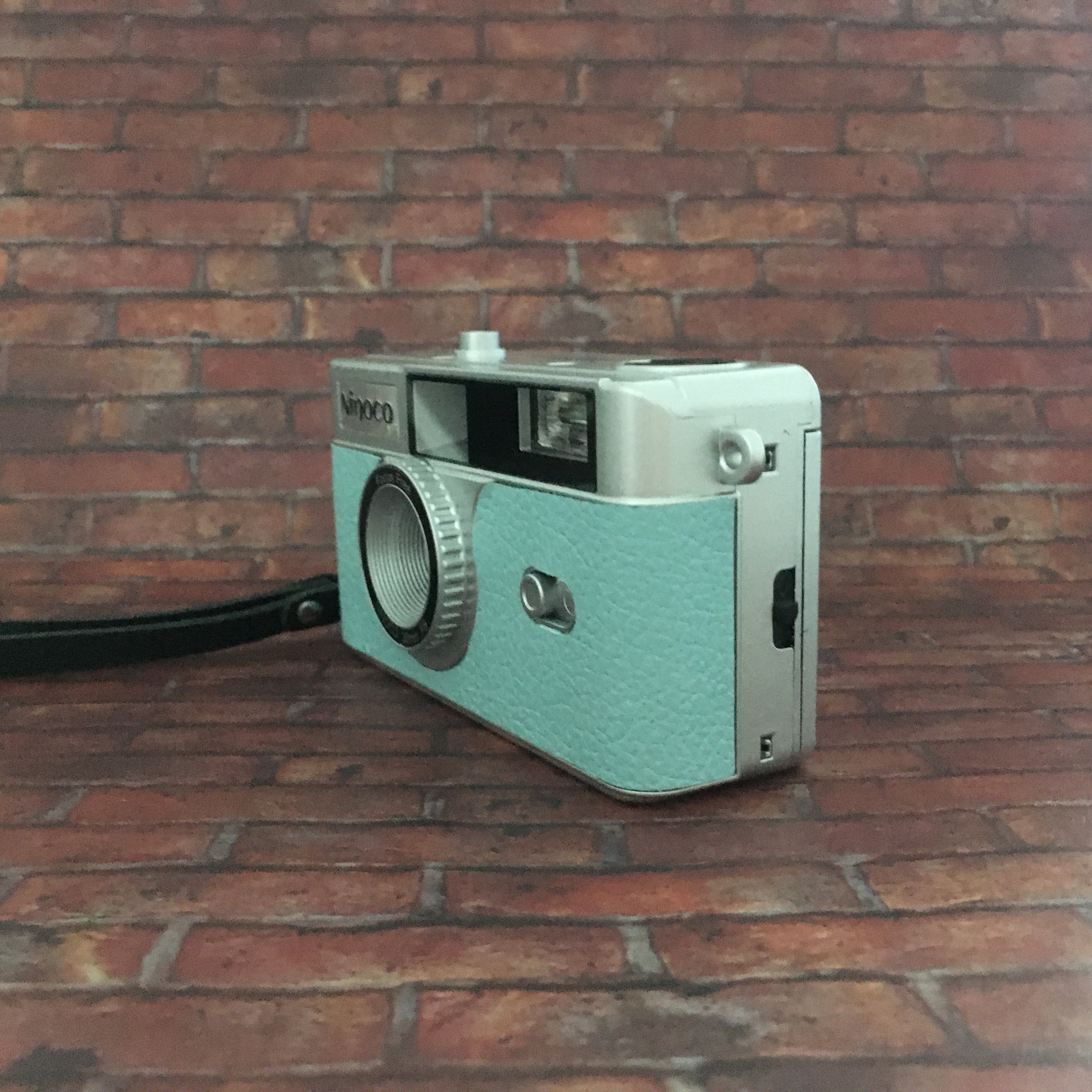 レトロ可愛い！フラッシュ内蔵型 ミントブルーのフィルムカメラ