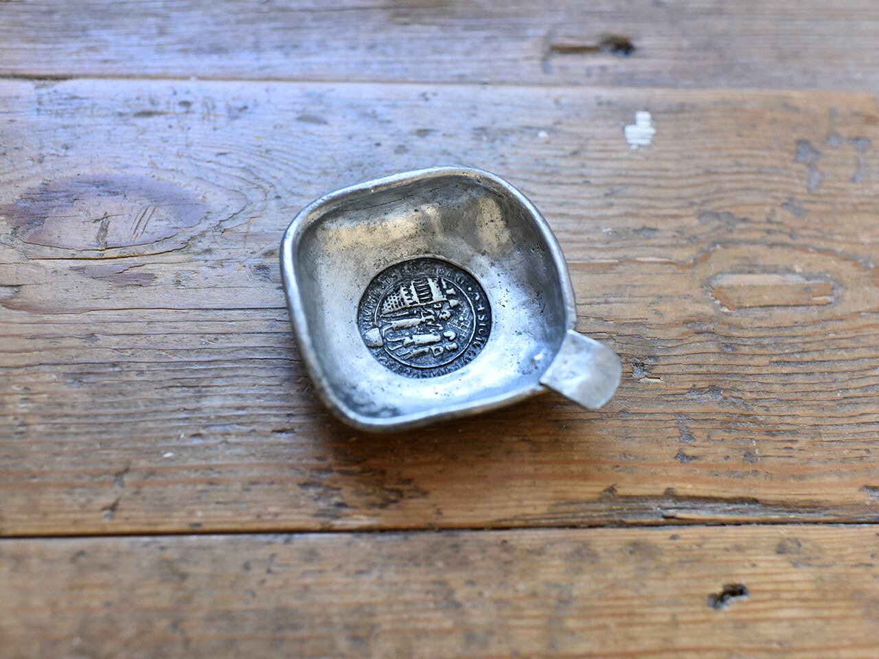 シックな雰囲気が素敵なスクエア型のワインテスター フレンチアンティーク