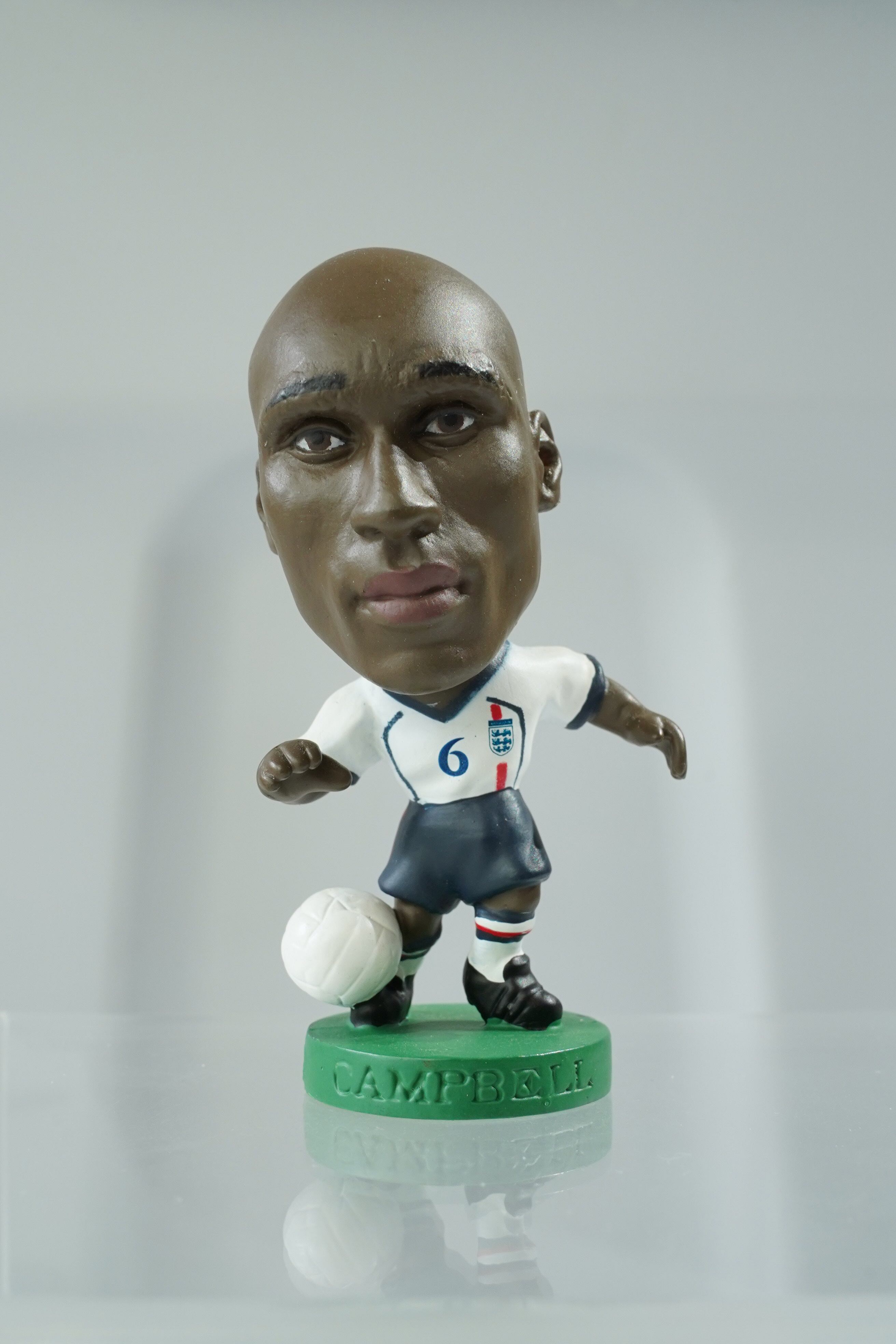 ソル・キャンベル (Sol Campbell) ⭐️⭐️⭐️☆☆ Corinthian ProStars “England national team” (コリンシアン プロスターズ イングランド代表) グリーン台座 サッカーフィギュア No.6 Green Base (2000年刻印/Collector No. PRO558) Limited Edition Soccer Figure 約7〜8cm
