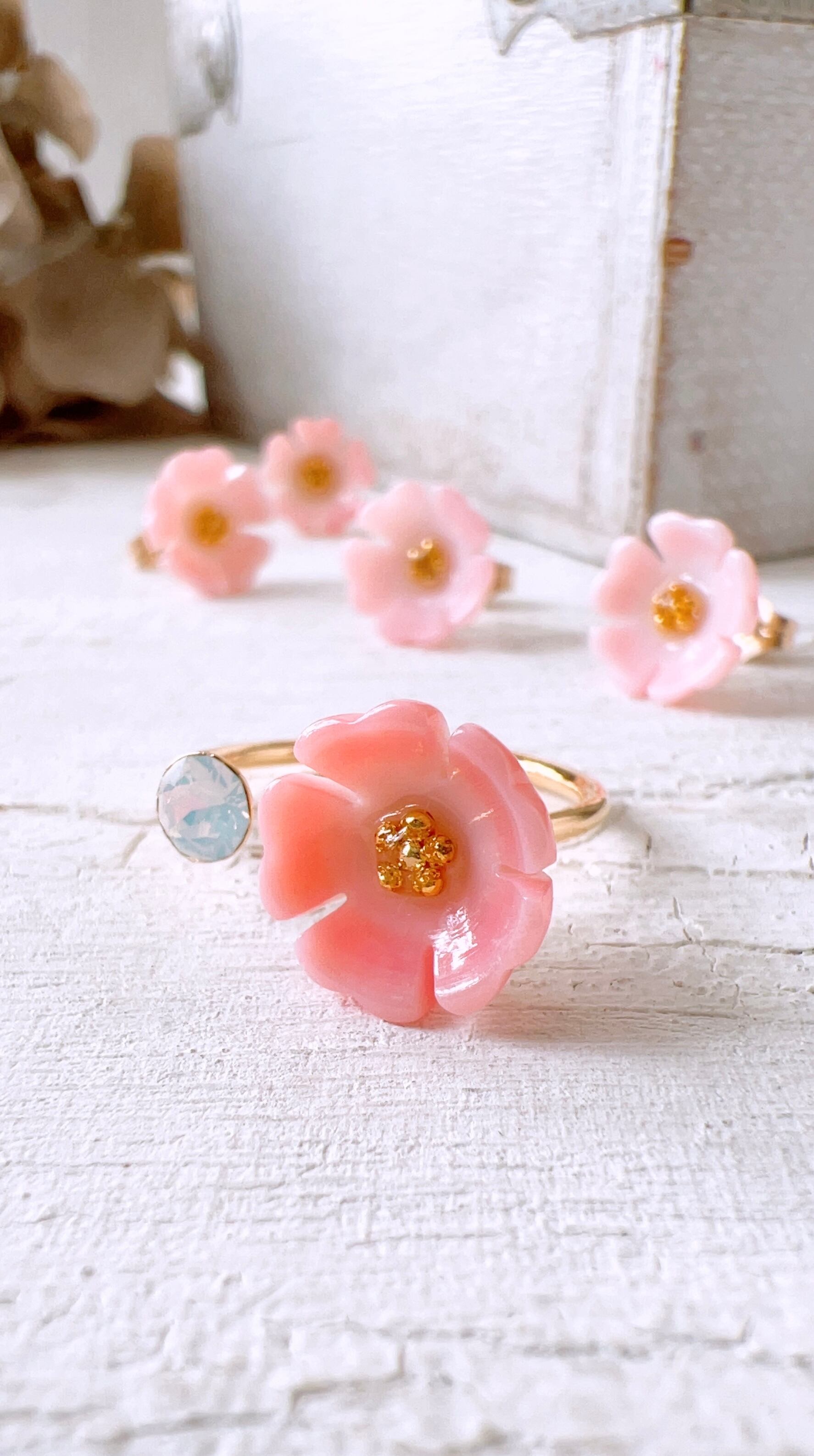 桜 ピアス・:* 14kgf】耳元に咲く一輪の桜 クイーンコンクシェルAAA