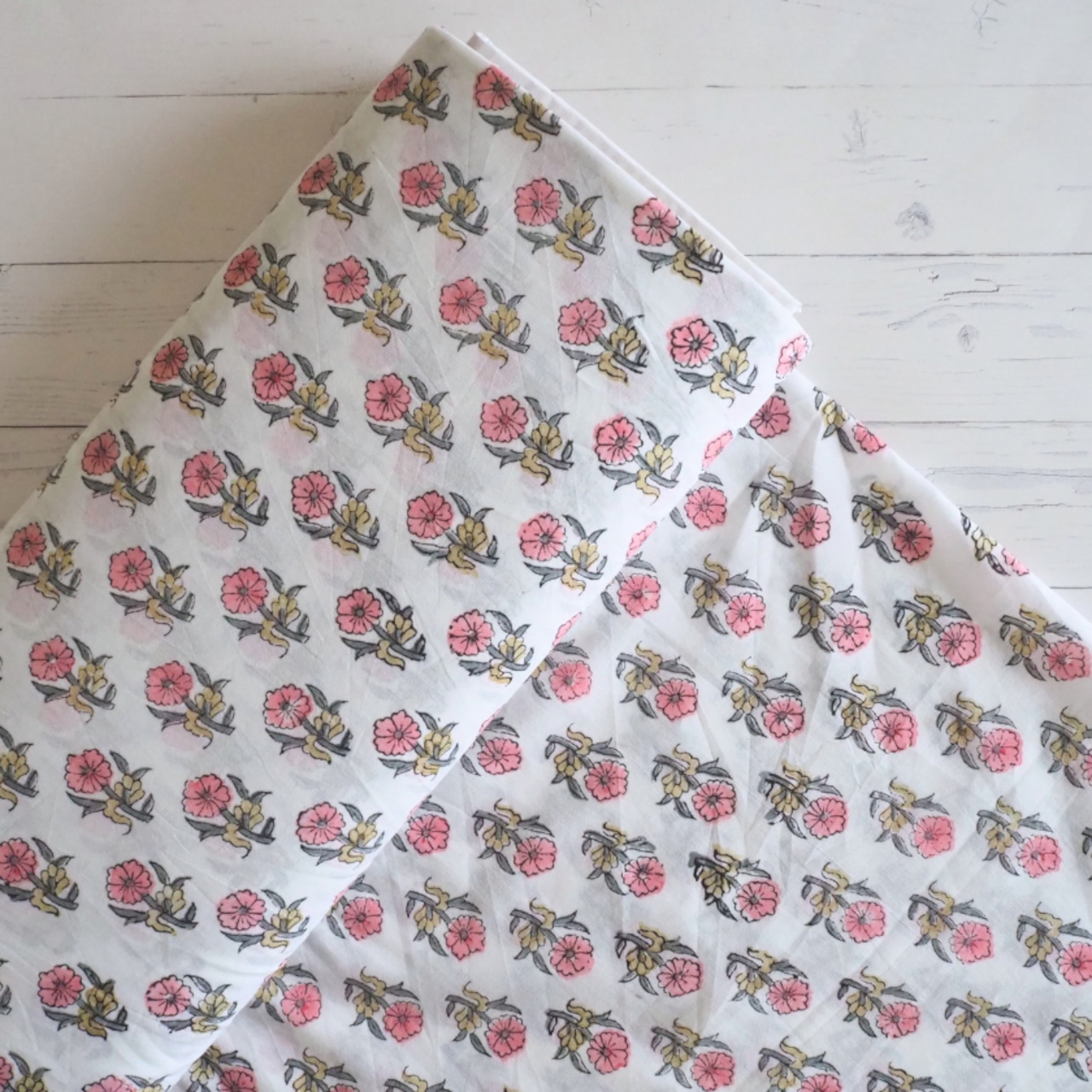 ブロックプリント生地【50cm単位】インド綿 小花柄 白×ピンク×カーキ #56810-WT1