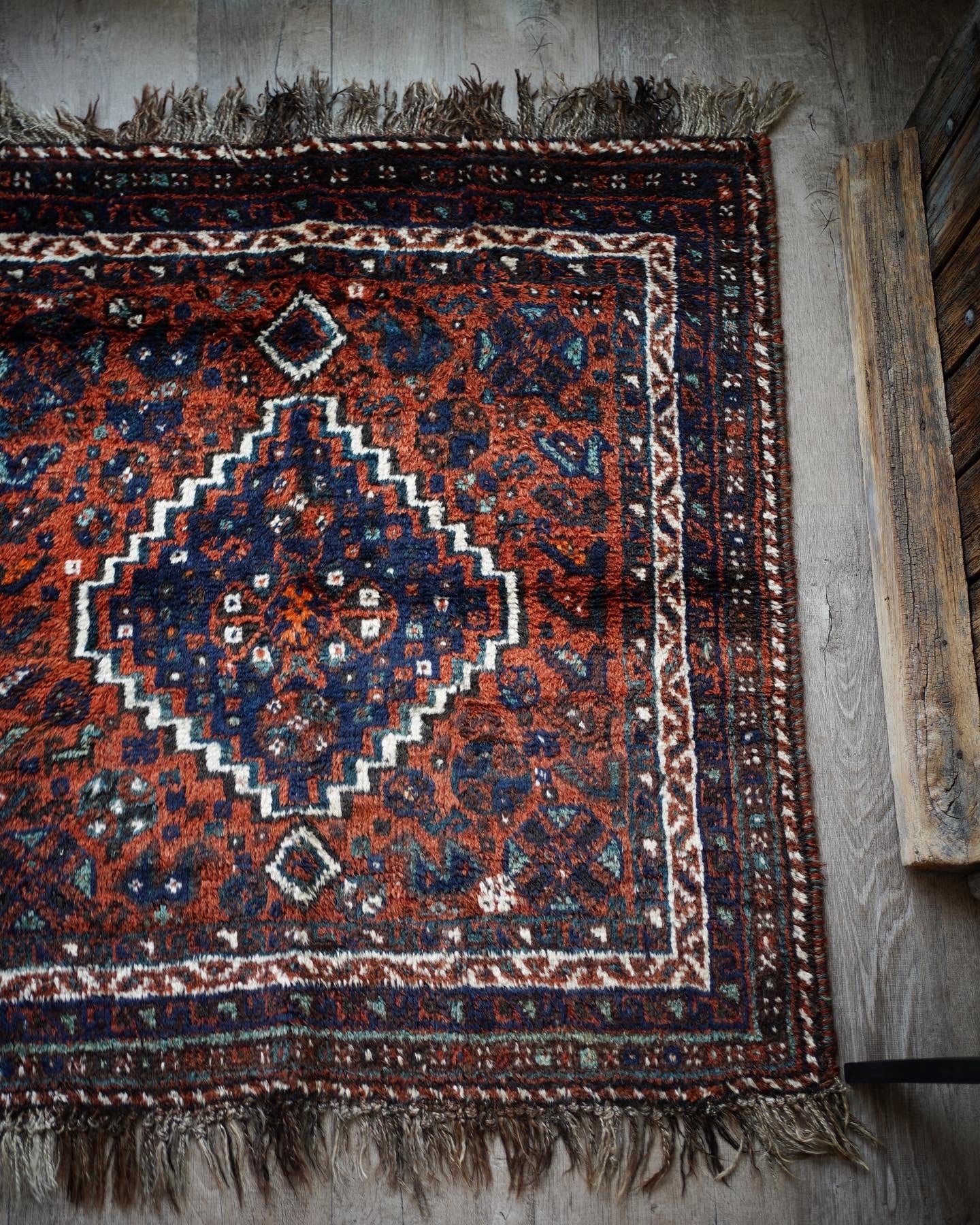 096】Semi Antique Shiraz Qashqai rug 1940's | ヴィンテージラグ専門