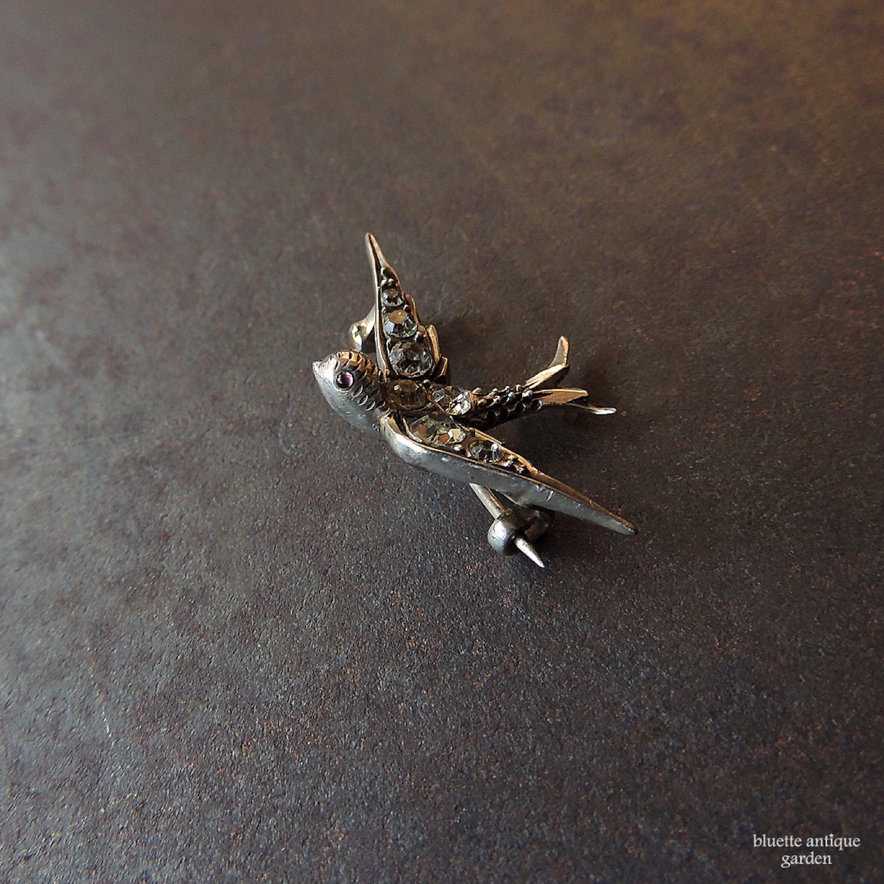 アンティークジュエリー シルバー935 レッドアイ ツバメブローチ