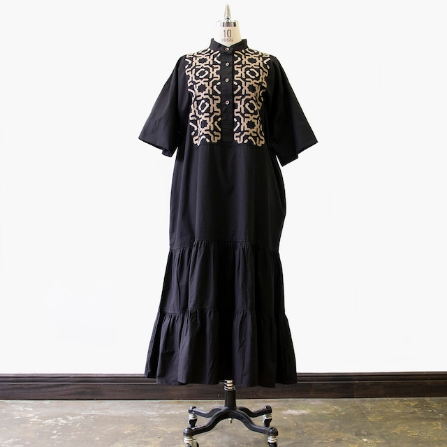 BE NOT INHOSPITABLE ／ EMBROIDERY DRESS（BLACK）