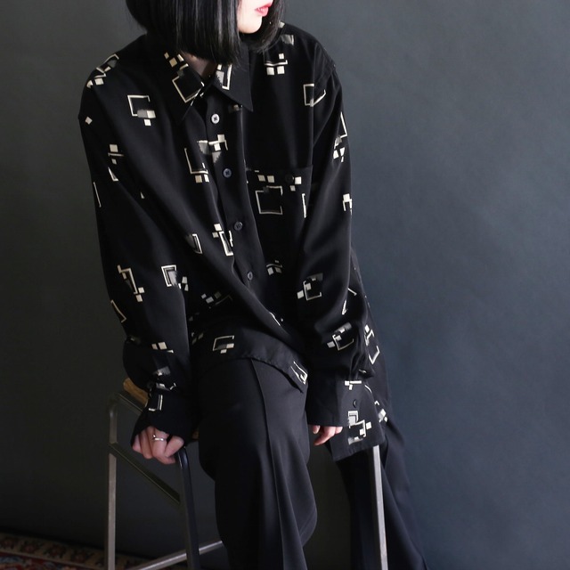 black base square art pattern l/s mode shirt