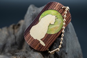 【王室御用達 】 キングウッド ドッグタグ 木象嵌 横を向く上品な猫