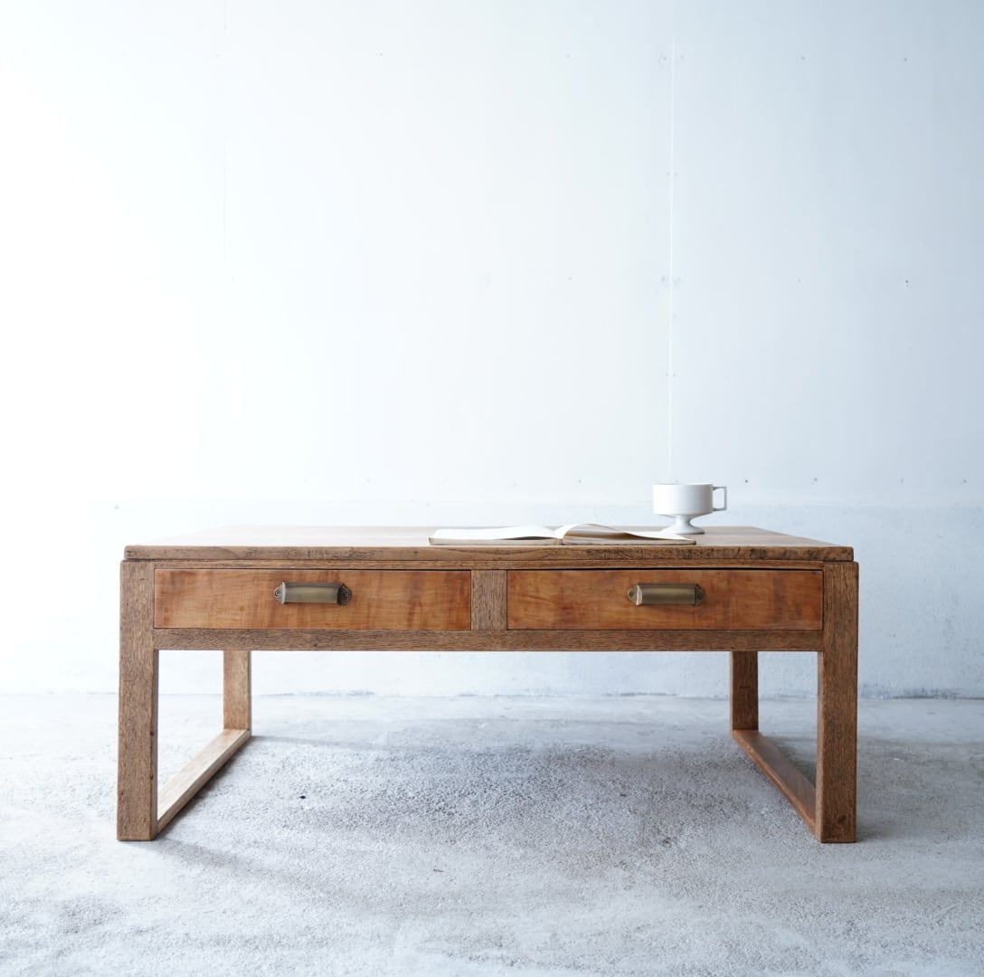 古い無垢材のコーヒーテーブル