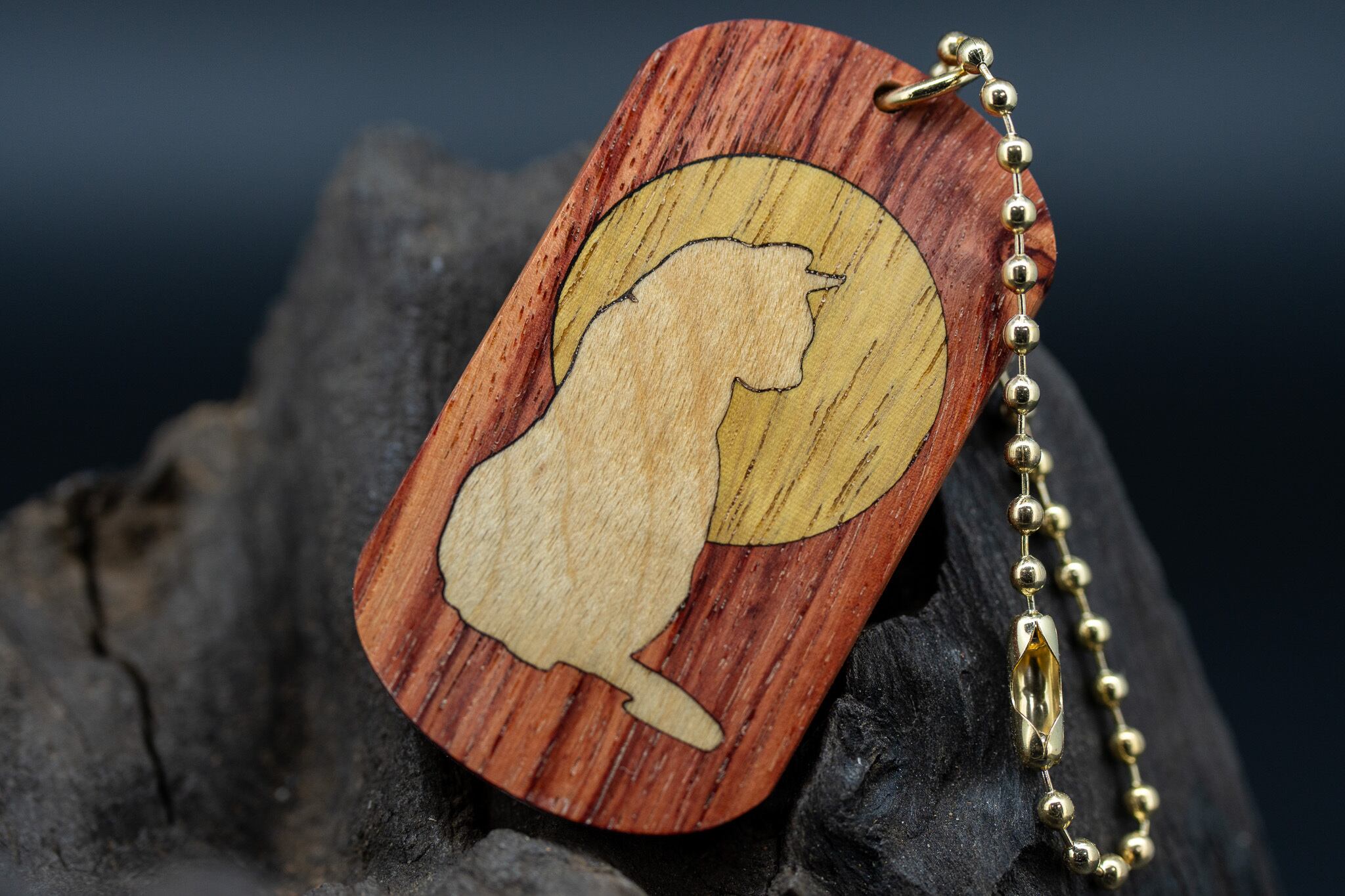 ※【 木材の女王】 チューリップウッド ドッグタグ 象嵌 横を向く上品な猫