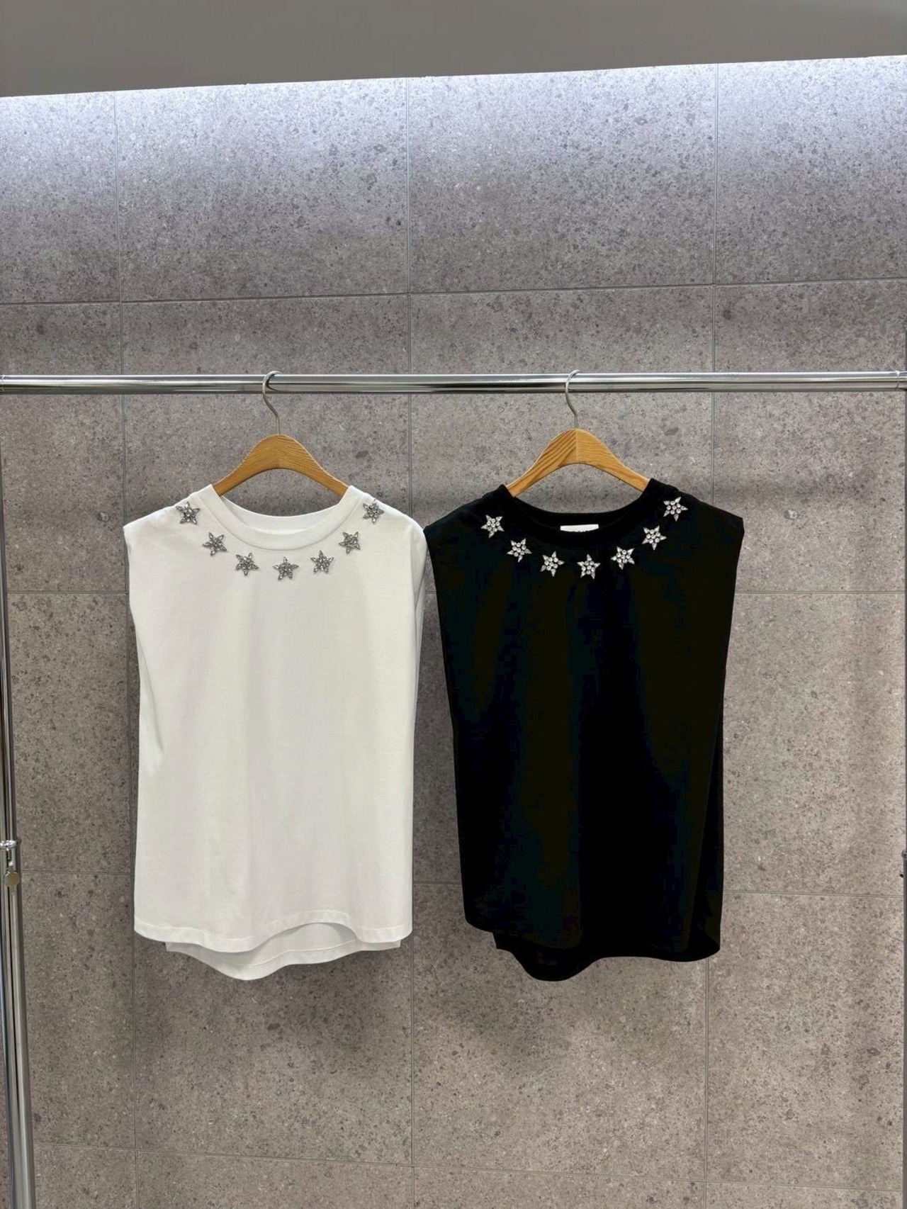 ロージー  Rosiee 星ビジューノースリーブTシャツ