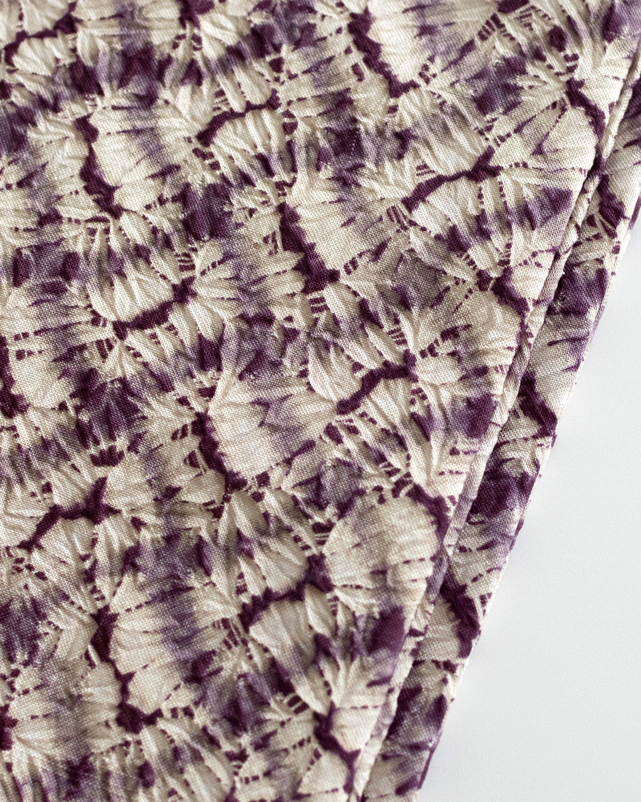 南部絞り紫根染 分胴繋ぎの模様 紬地 絞り染め 袷着物 【未使用品