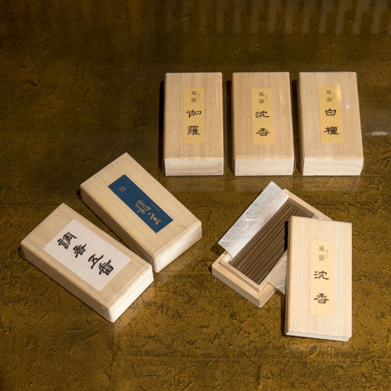 伽羅？角？ 脂木 ？漢薬？重さ: 19 g 箱 金千両 昭和 レトロ 伽羅？角